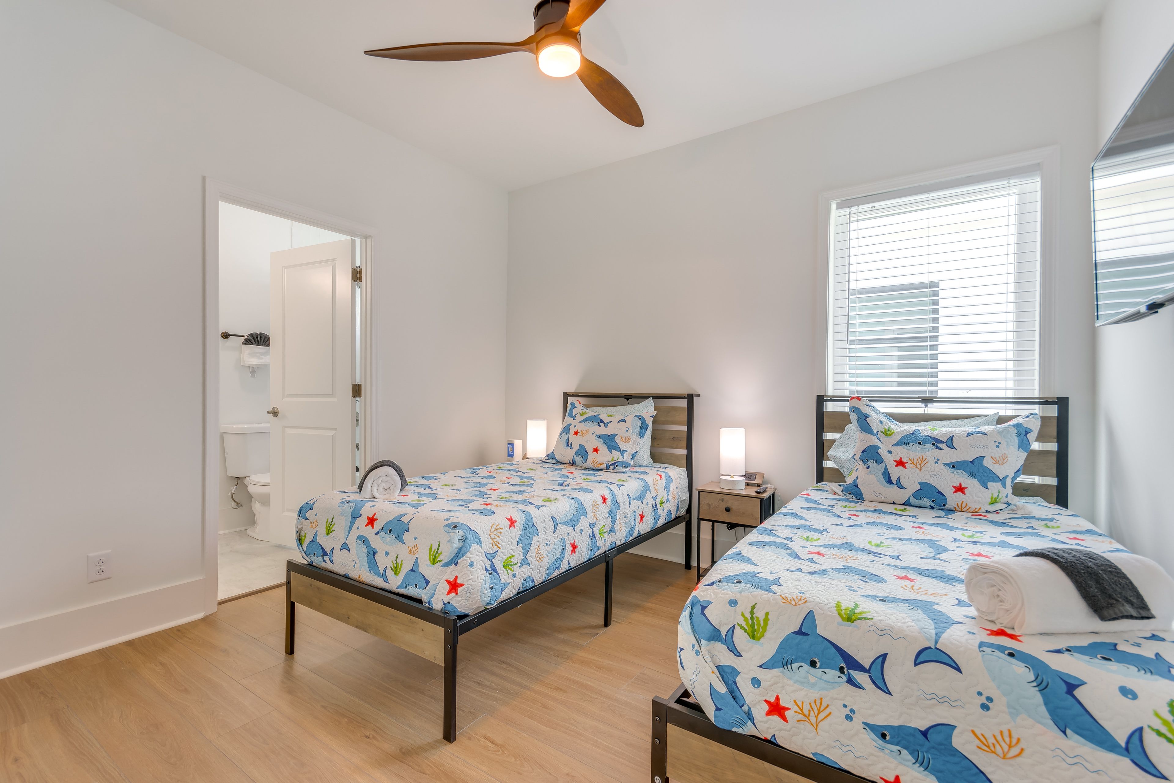Bedroom 3 | 2 Twin Beds | Smart TV | 3rd Floor