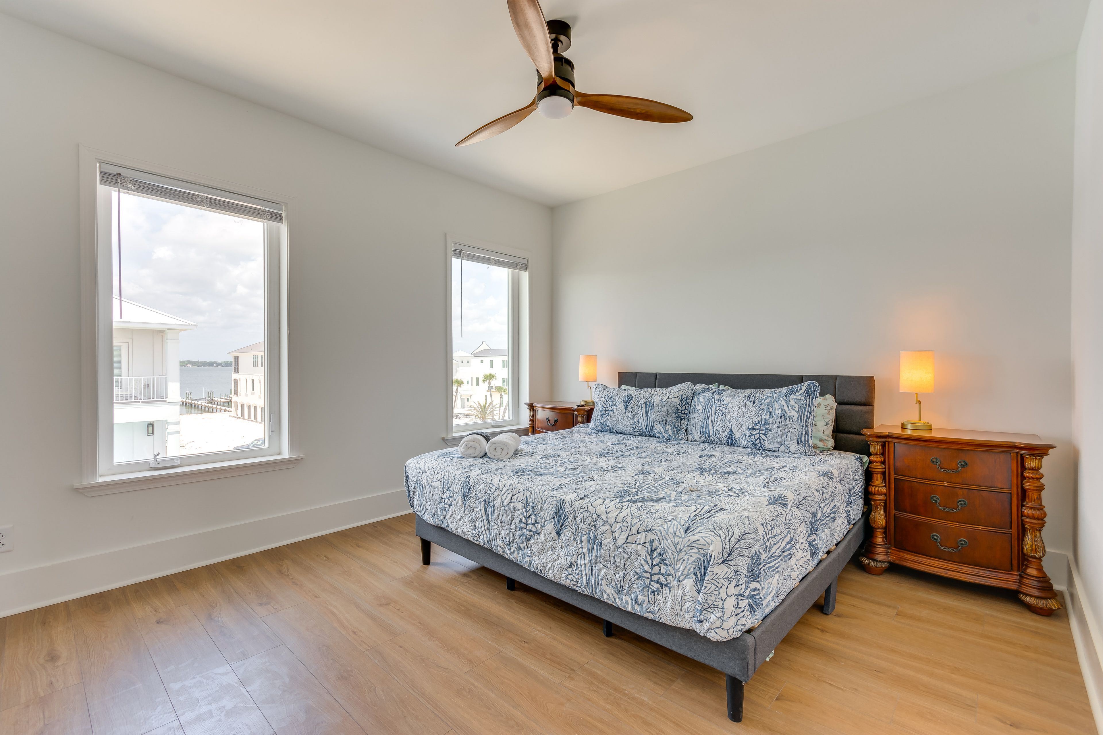 Bedroom 4 (Suite) | King Bed | Smart TV | 3rd Floor