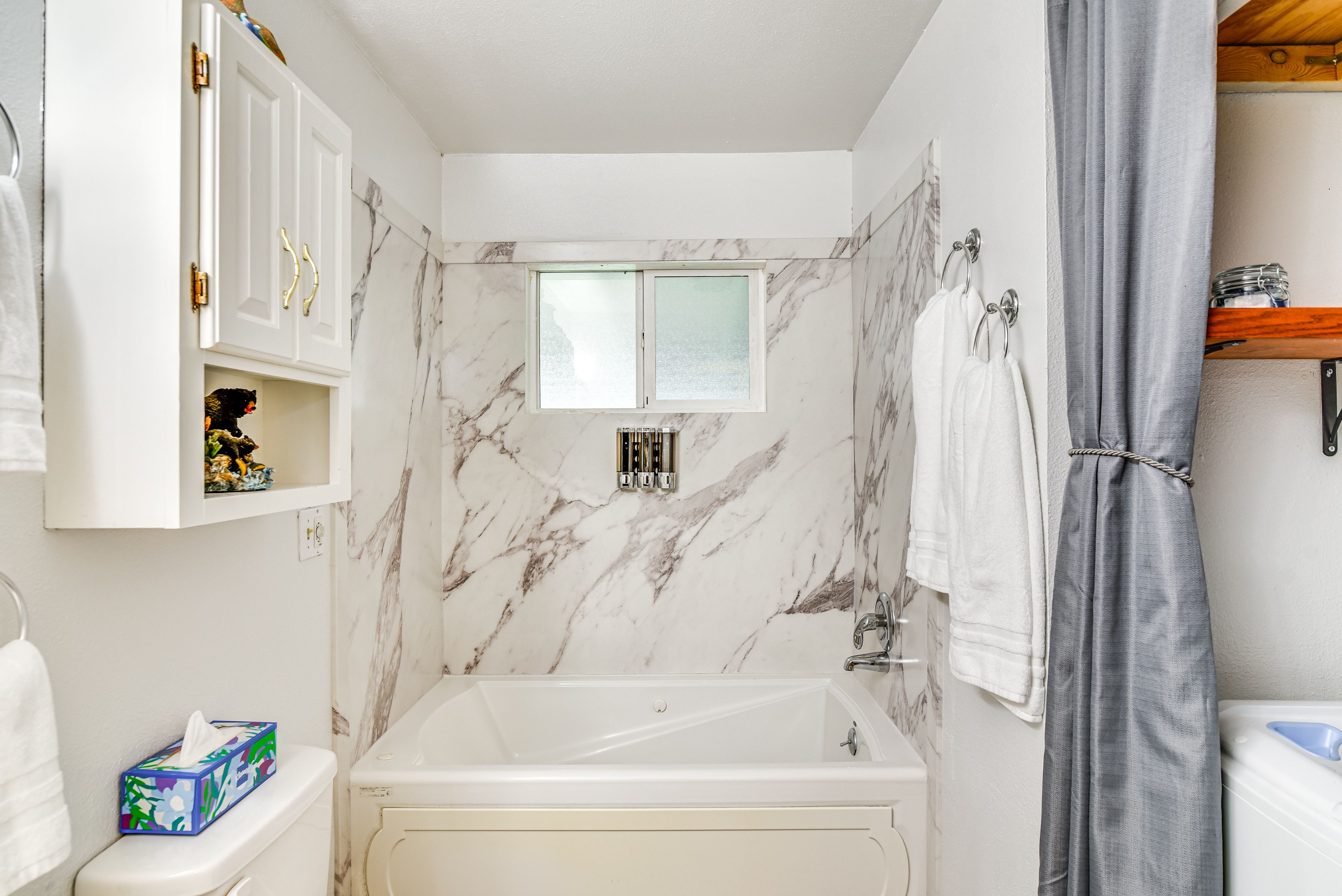 Full Bathroom | Shower/Tub Combo