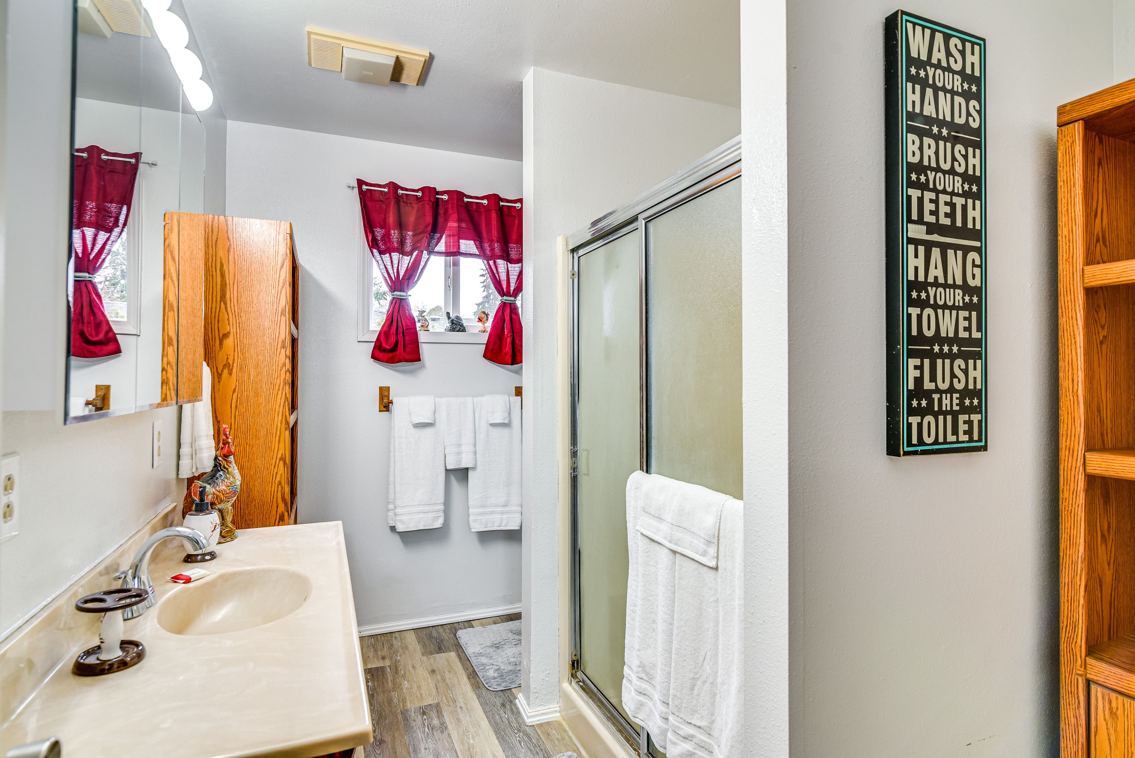 Full Bathroom | Towels Provided