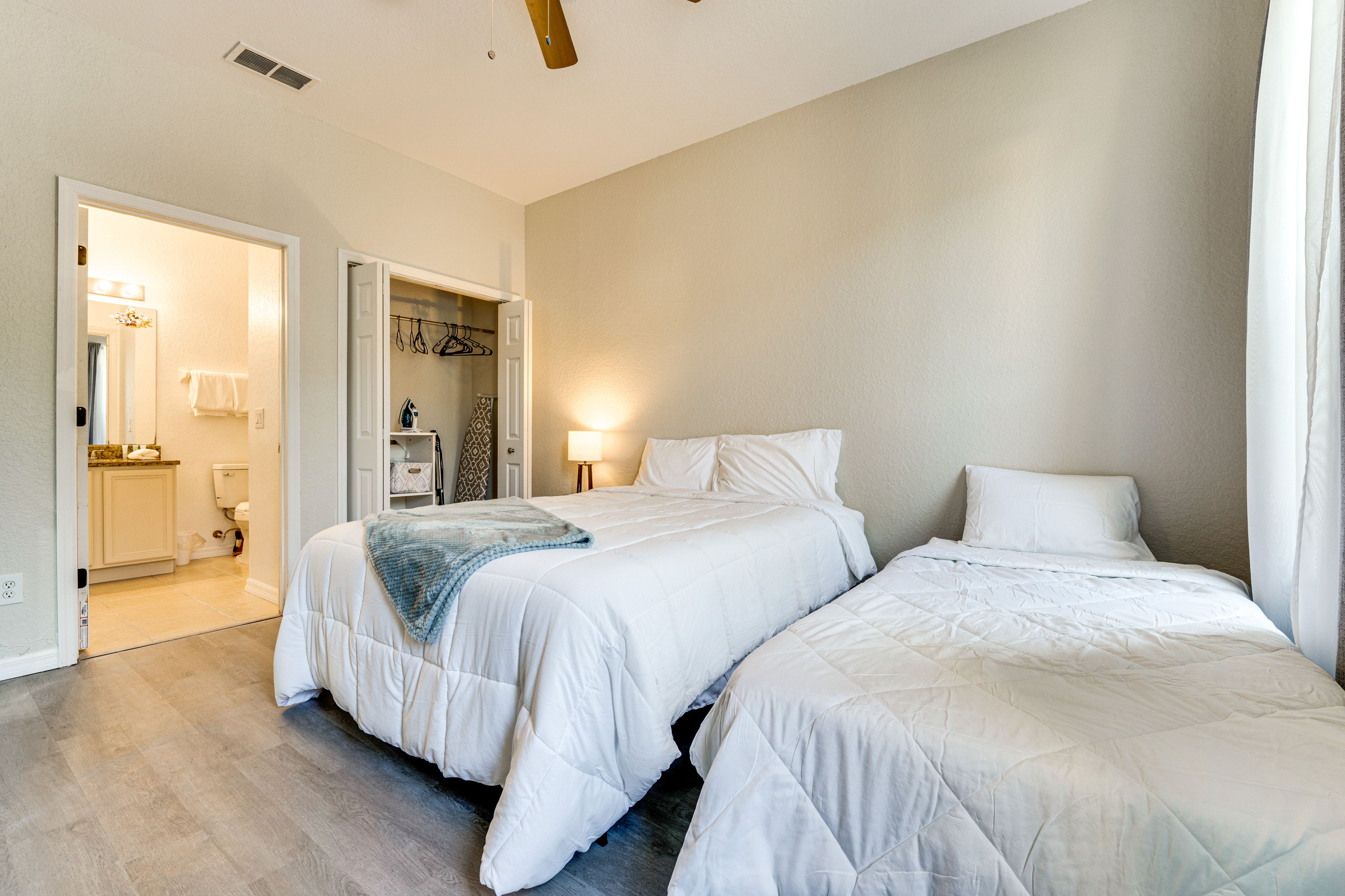 Bedroom 4 | Queen Bed | Twin Bed | 1st Floor