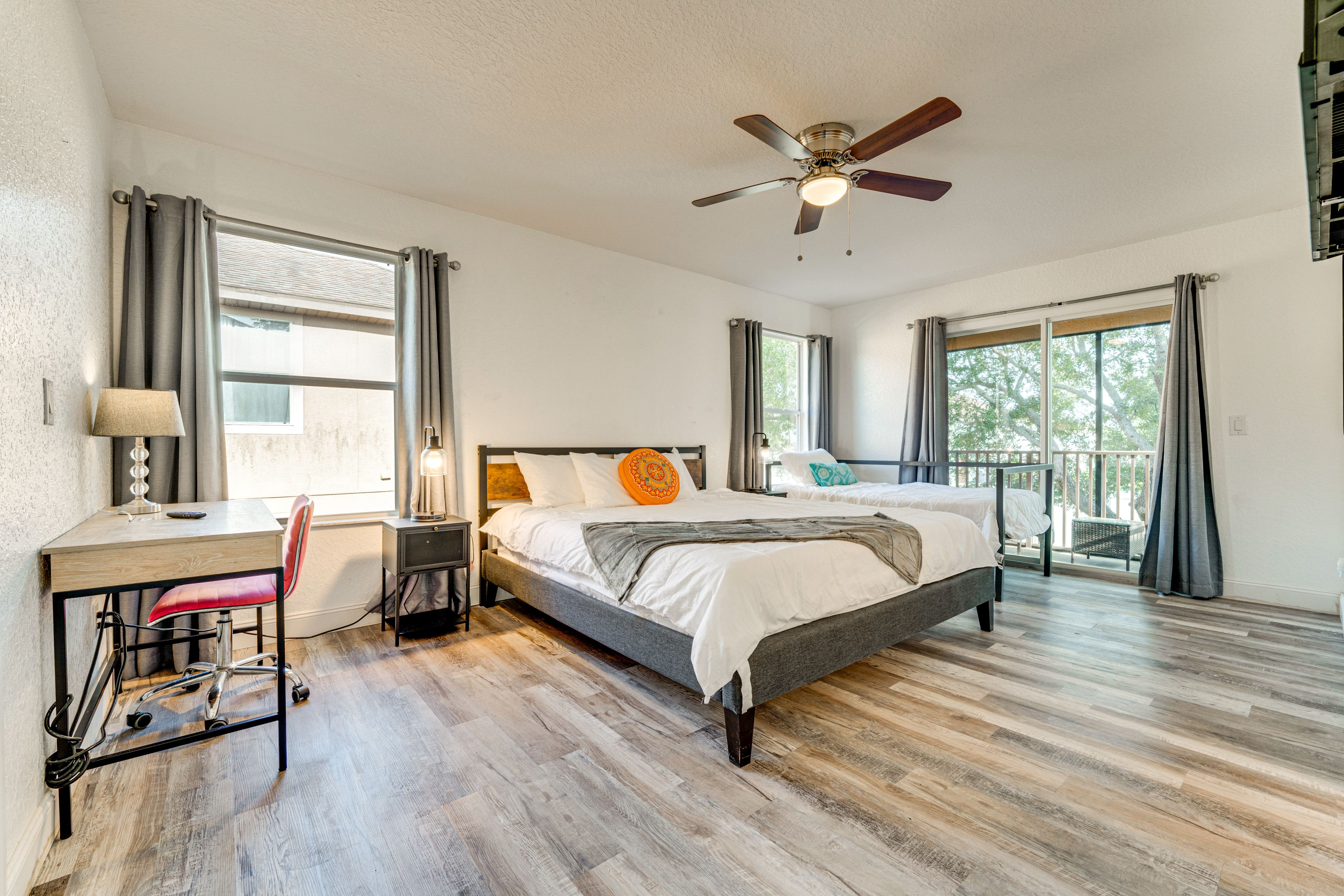 Bedroom 1 | King Bed | Twin Daybed | Linens | 2nd Floor