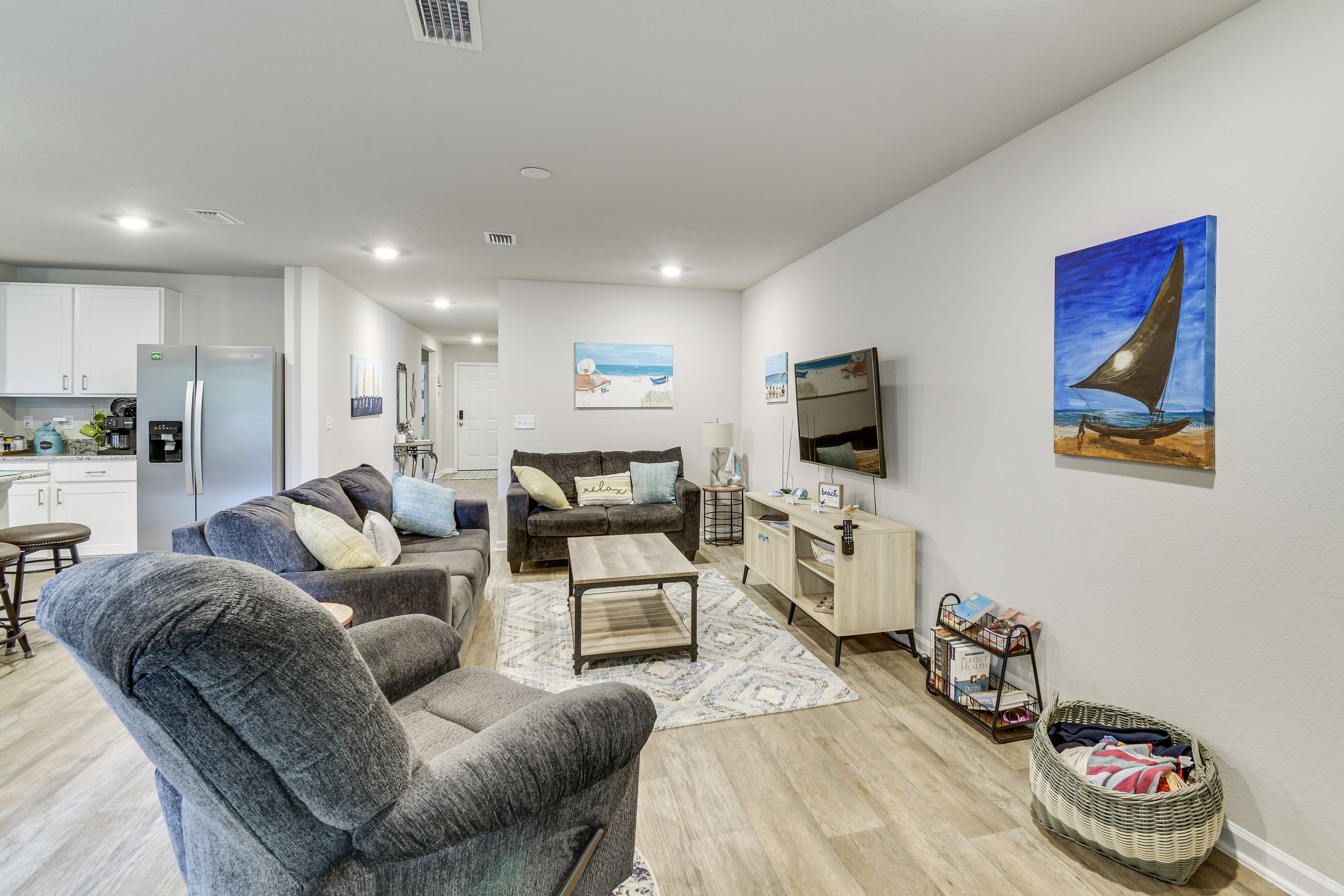 Living Room | Smart TV | Free WiFi | Single-Story Home