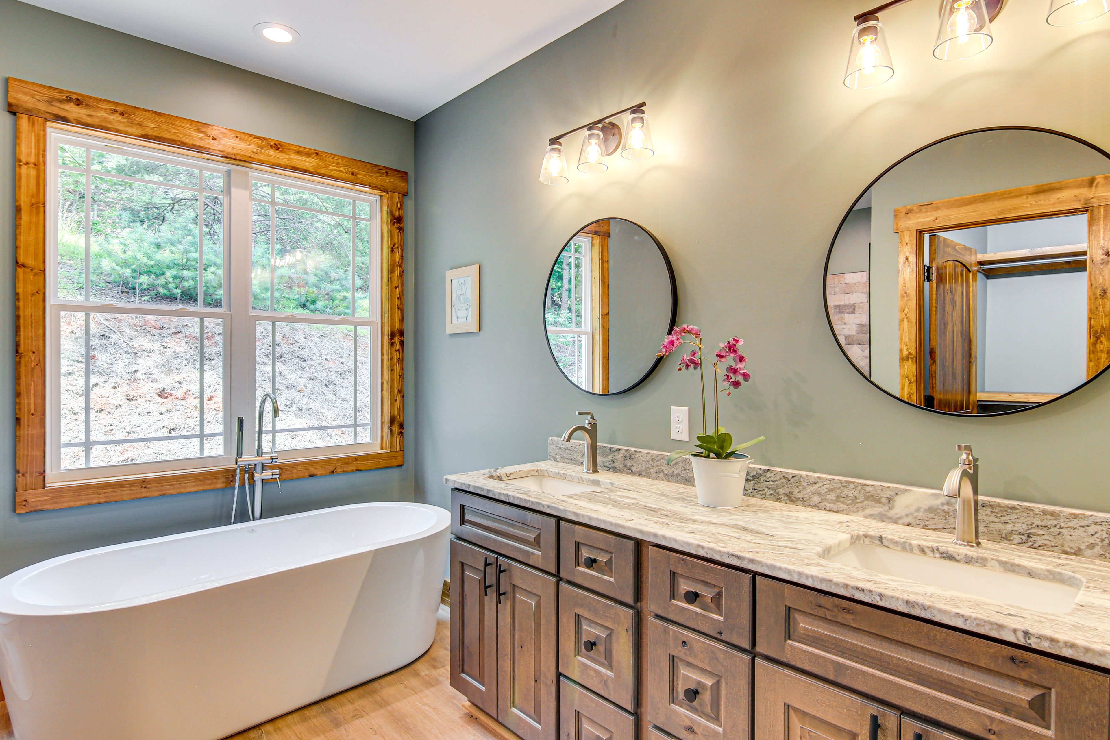 Full Bathroom | Upper Floor | Towels Provided