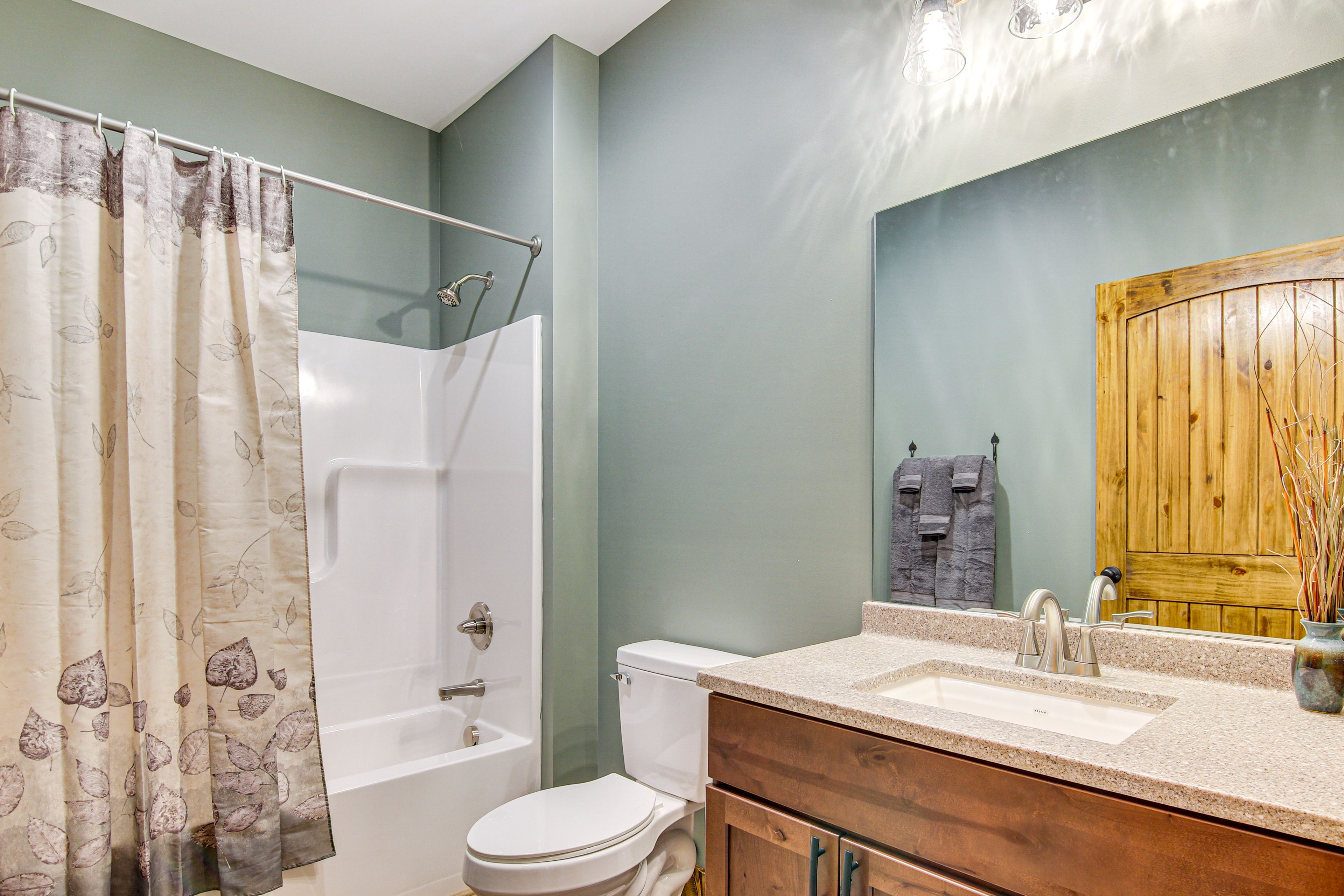 Full Bathroom | Upper Floor | Towels Provided