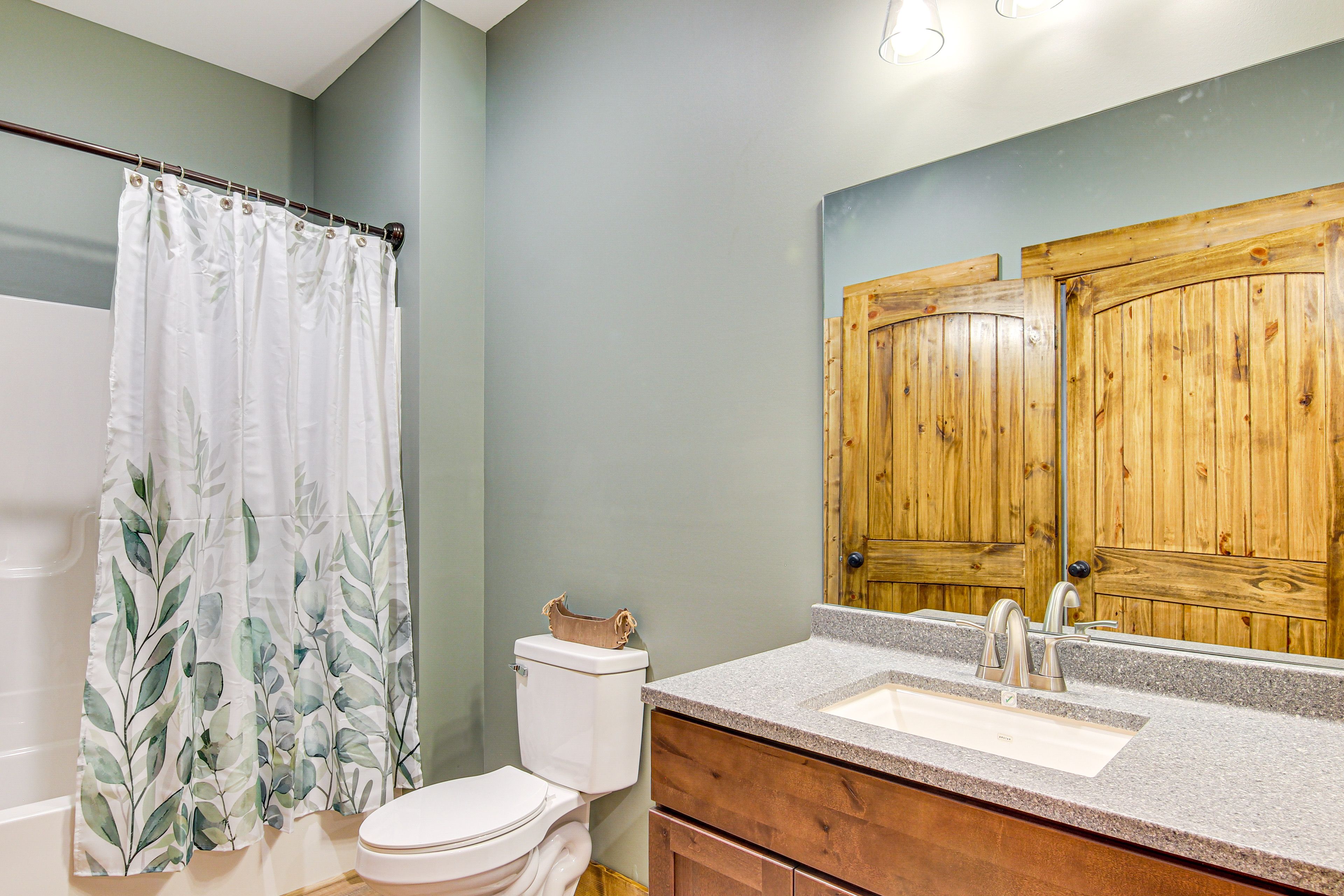Full Bathroom | Lower Floor | Towels Provided