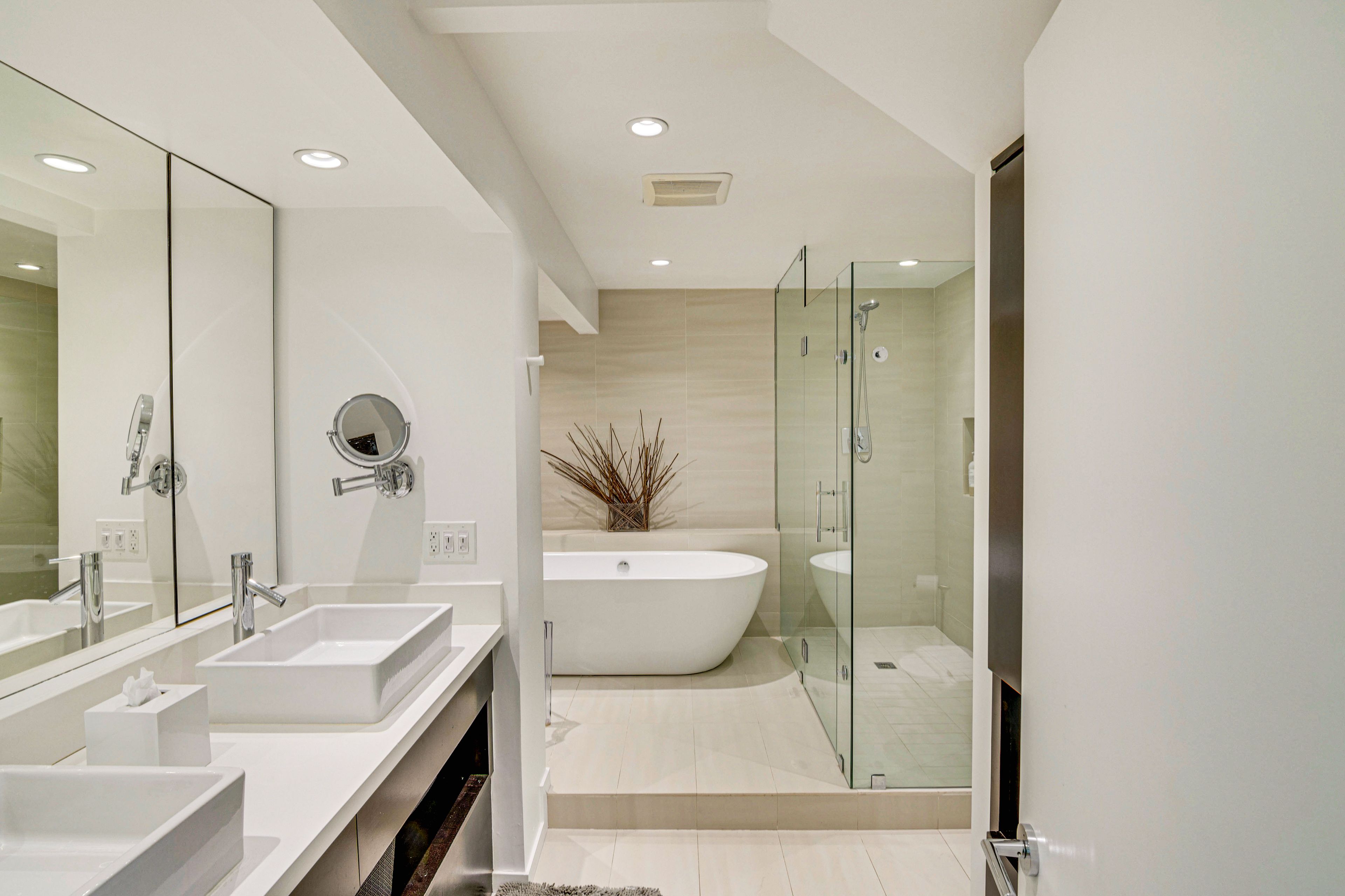 En-Suite Bathroom | Lower Level | Towels Provided | Hair Dryer