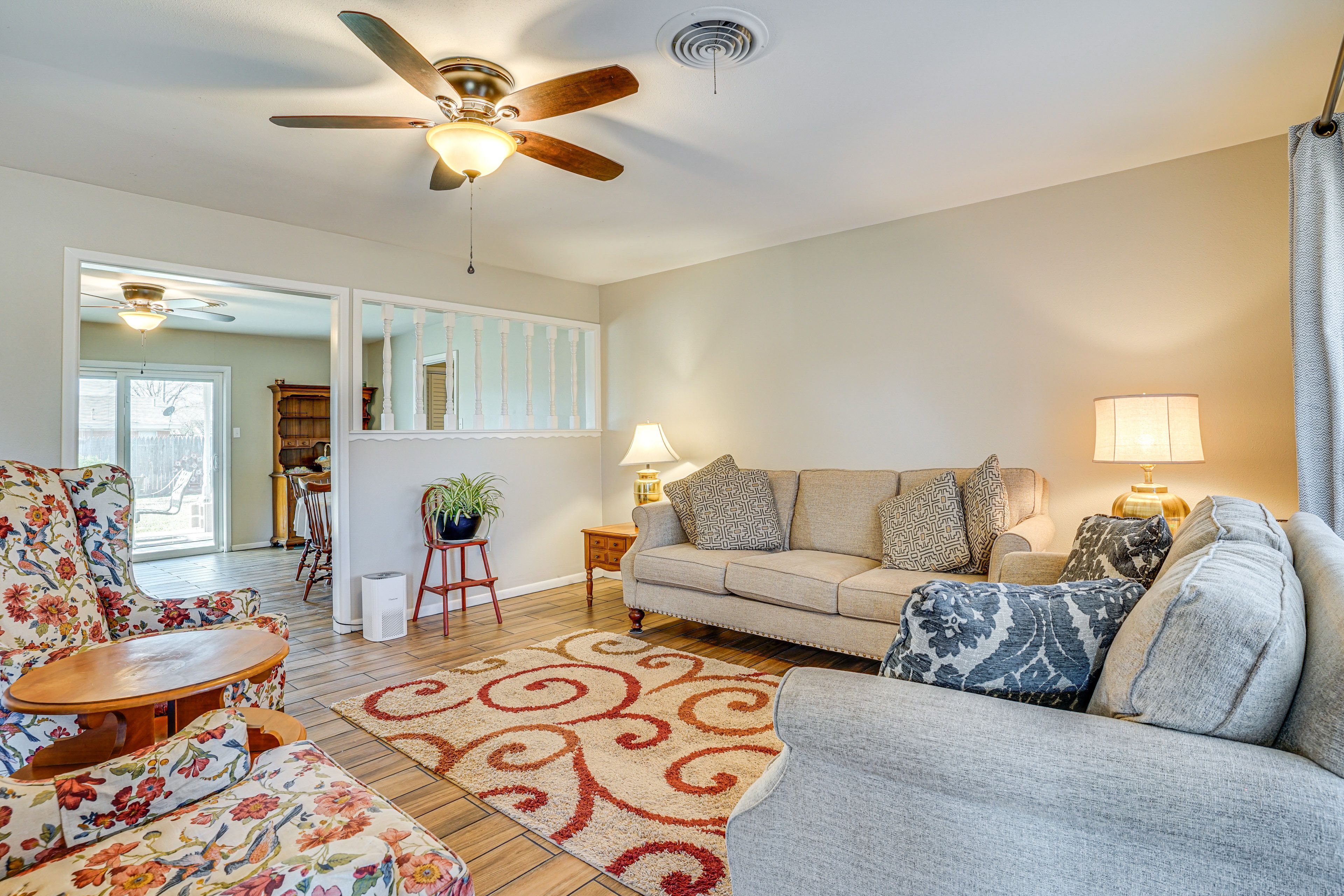 Living Room | Free WiFi | Central Heating & A/C | Smart TV
