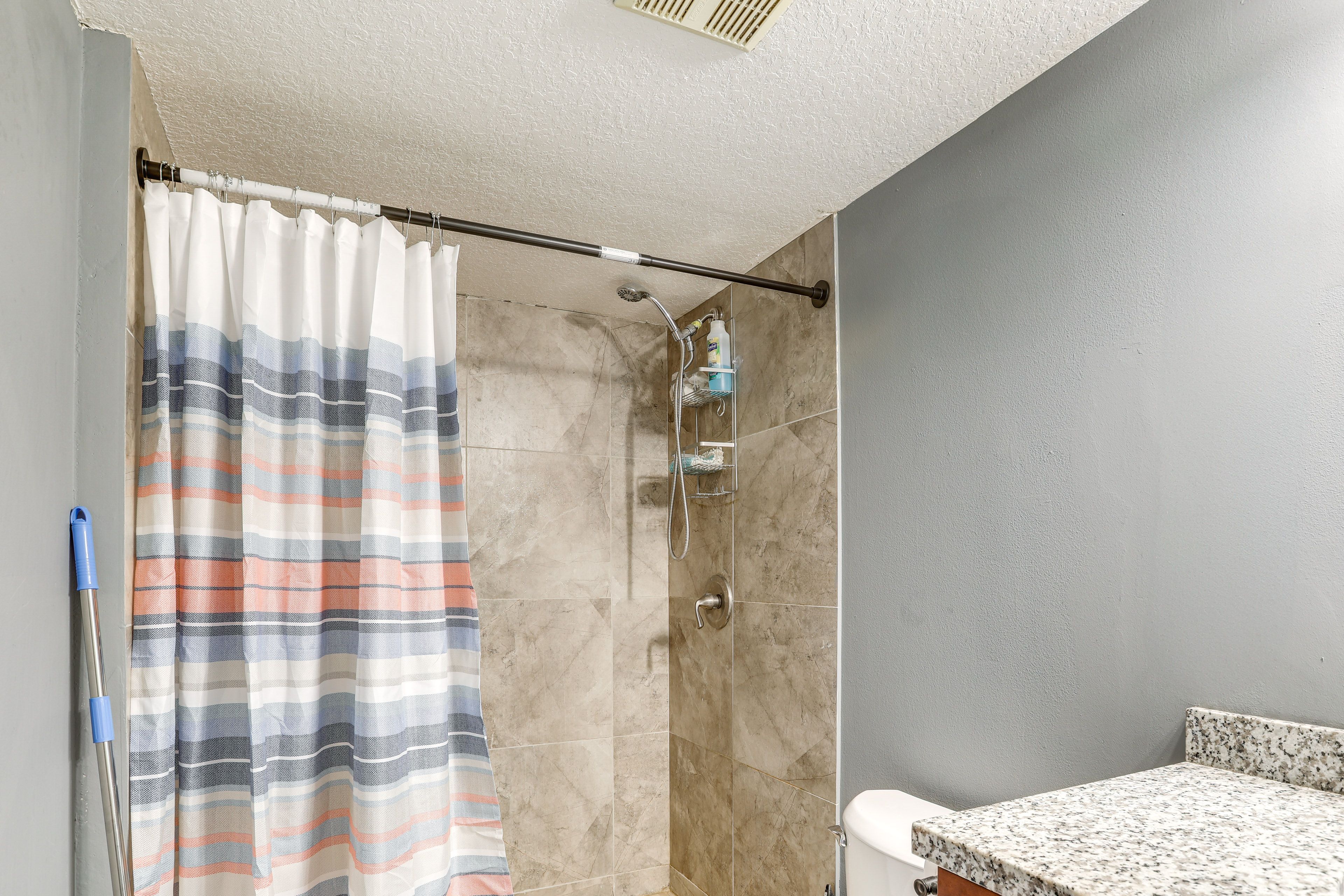 Full Bathroom | Towels Provided