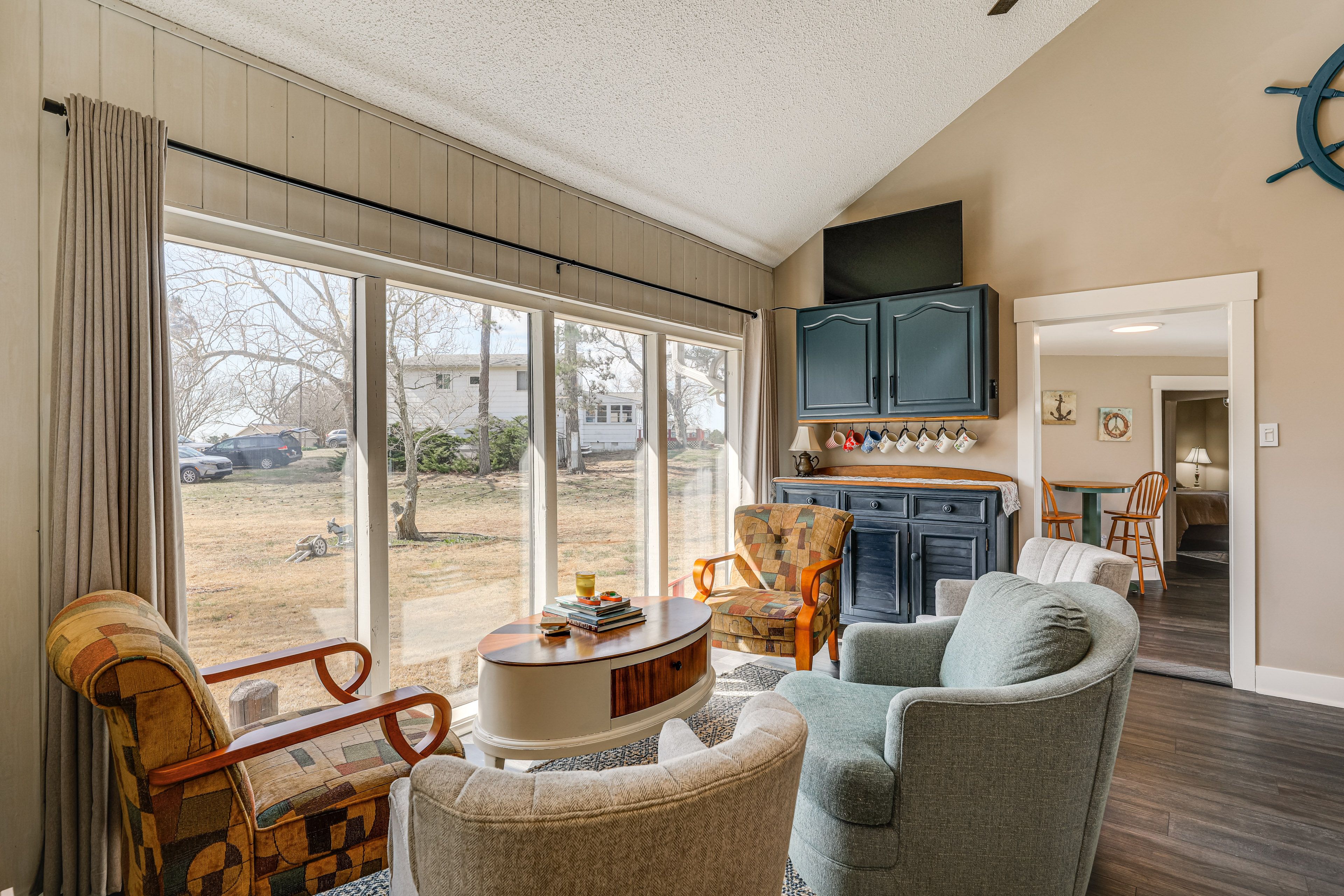 Seating Area | 1st Floor | Smart TV | Central Heating & A/C | Smart TV