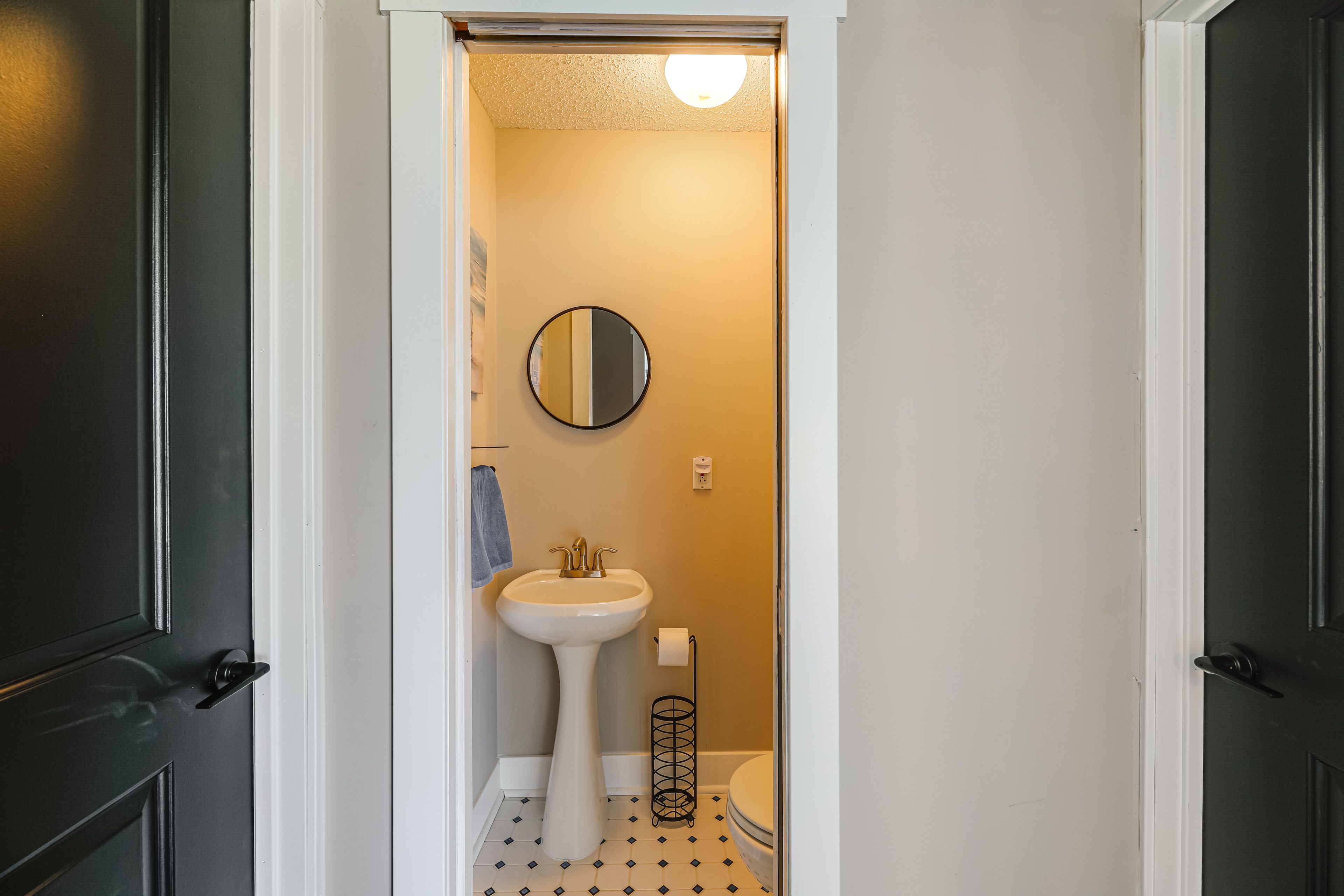 Half Bathroom | 1st Floor | Complimentary Toiletries | Towels Provided