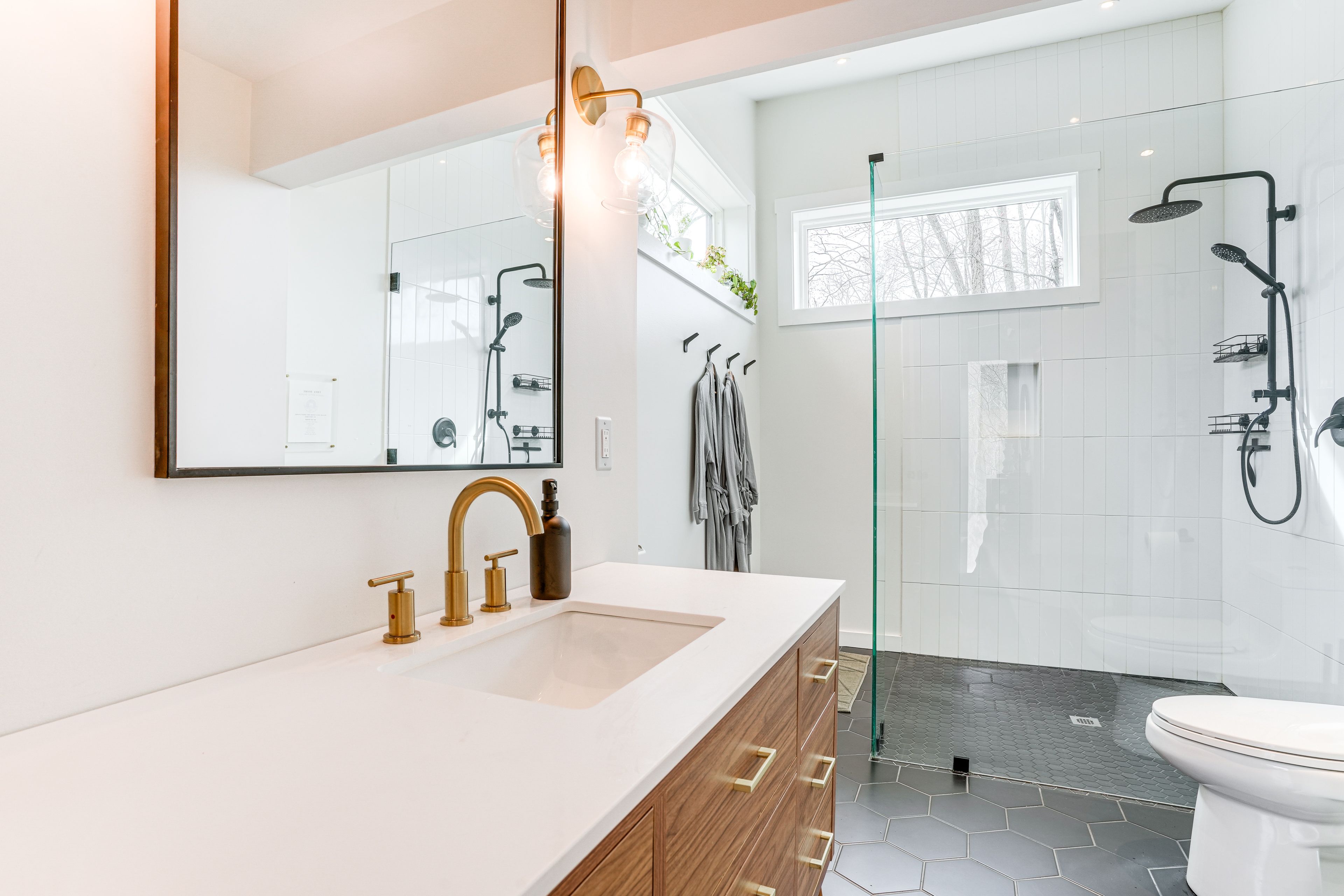 Full Bathroom | Towels Provided