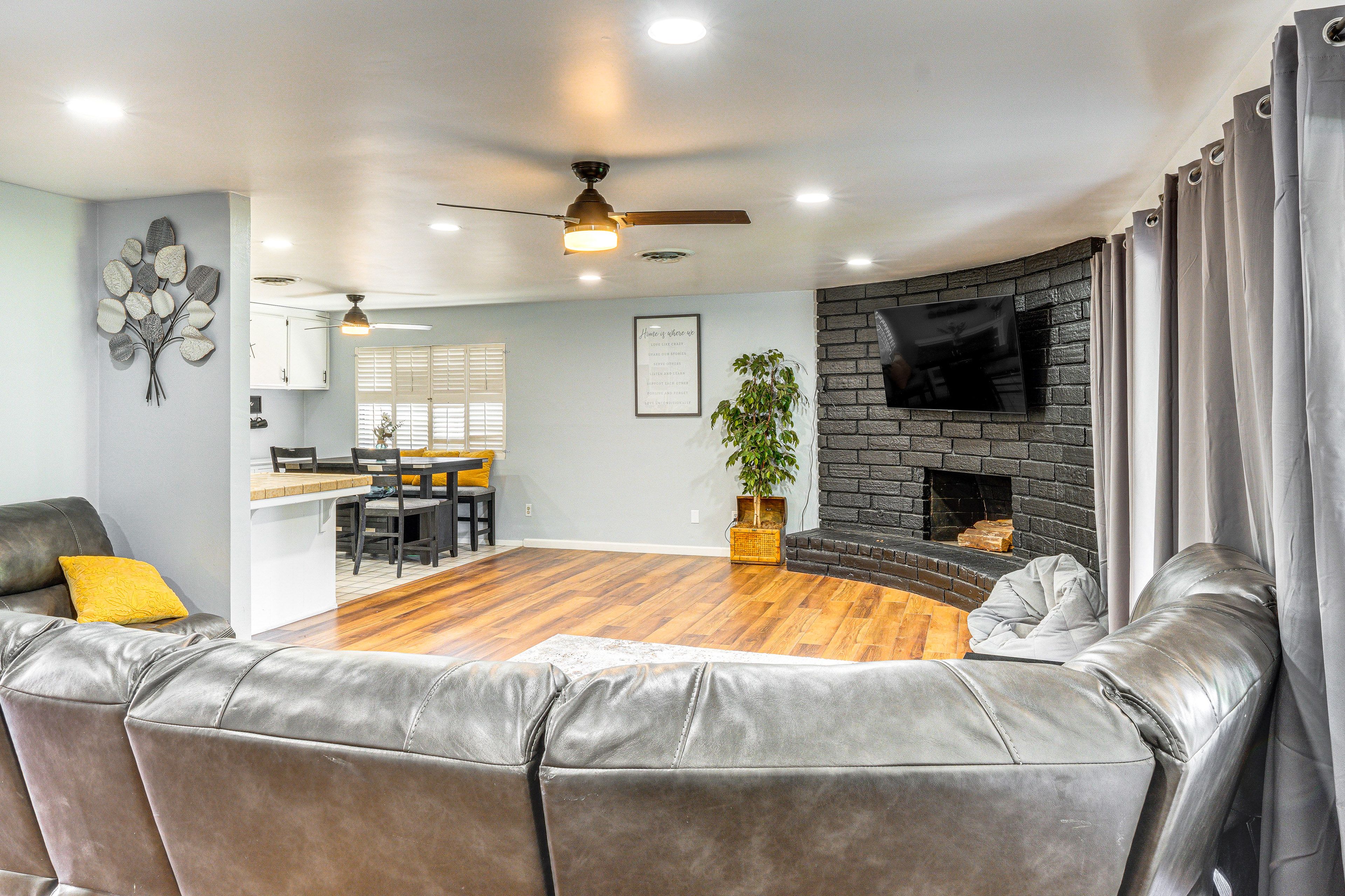 Living Room | Central A/C & Heat | Free WiFi | Smart TV