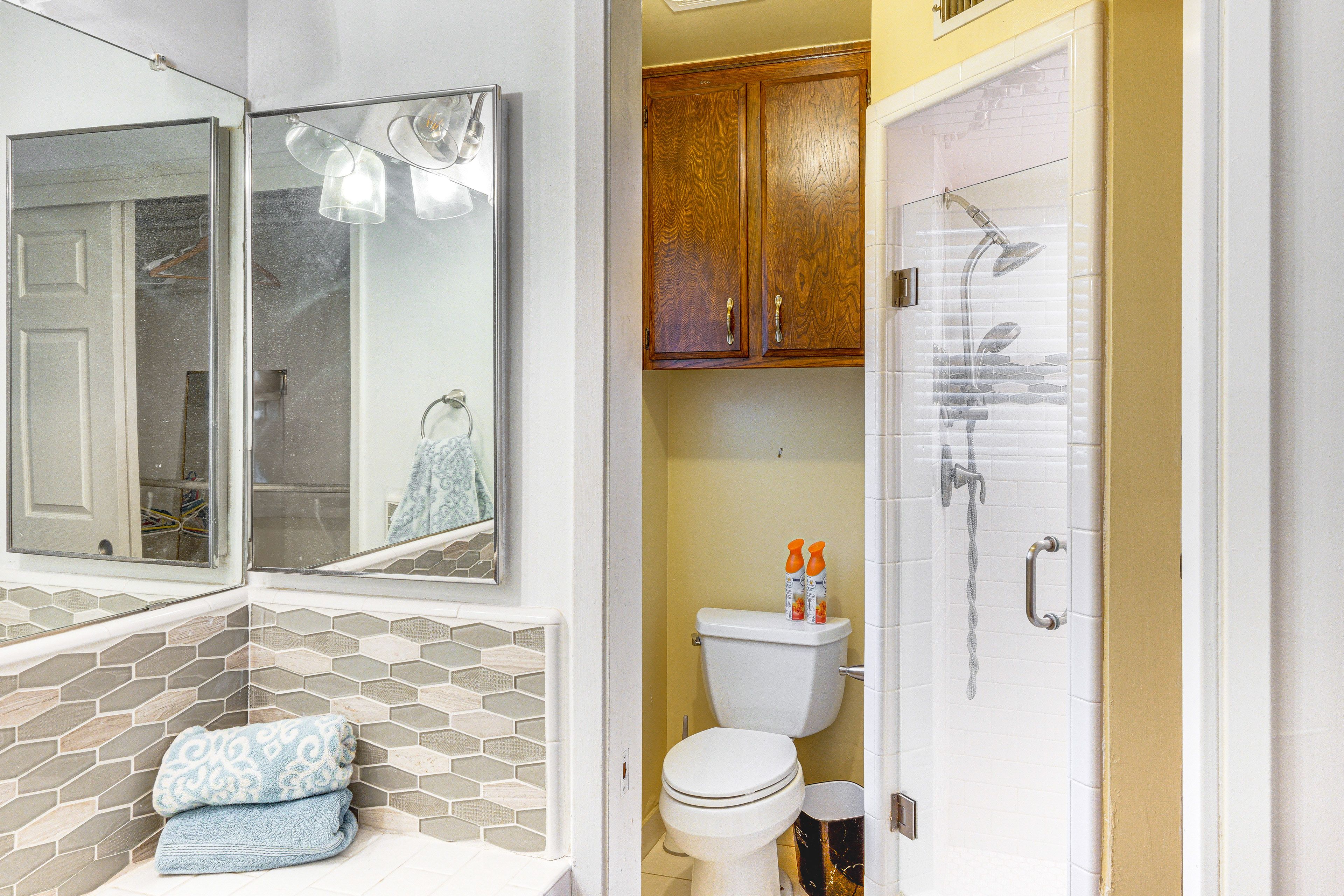 Full Bathroom | Towels Provided