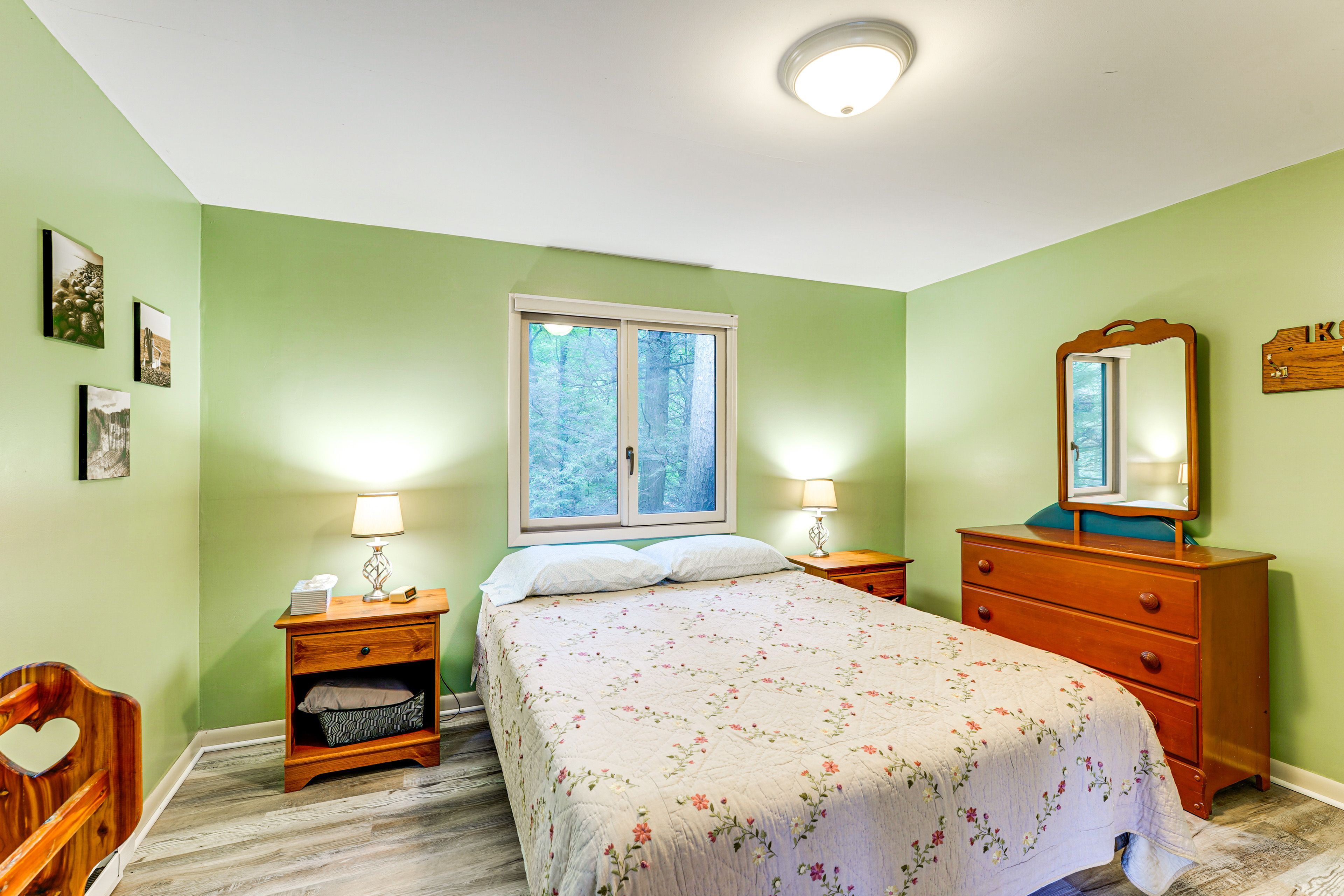 Bedroom 4 | 1st Floor | Queen Bed