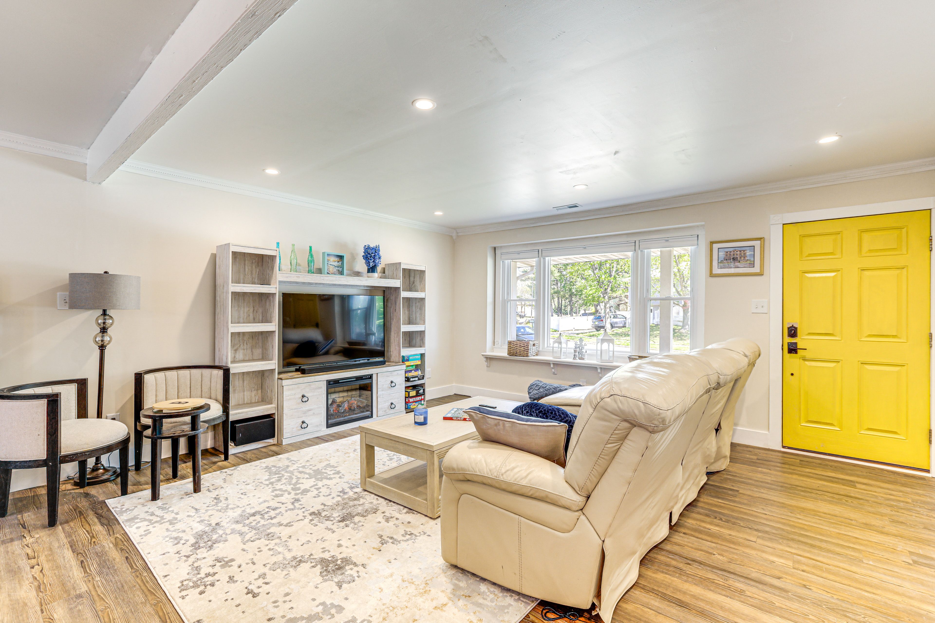 Living Room | Central Heating & A/C | Free WiFi | Smart TV