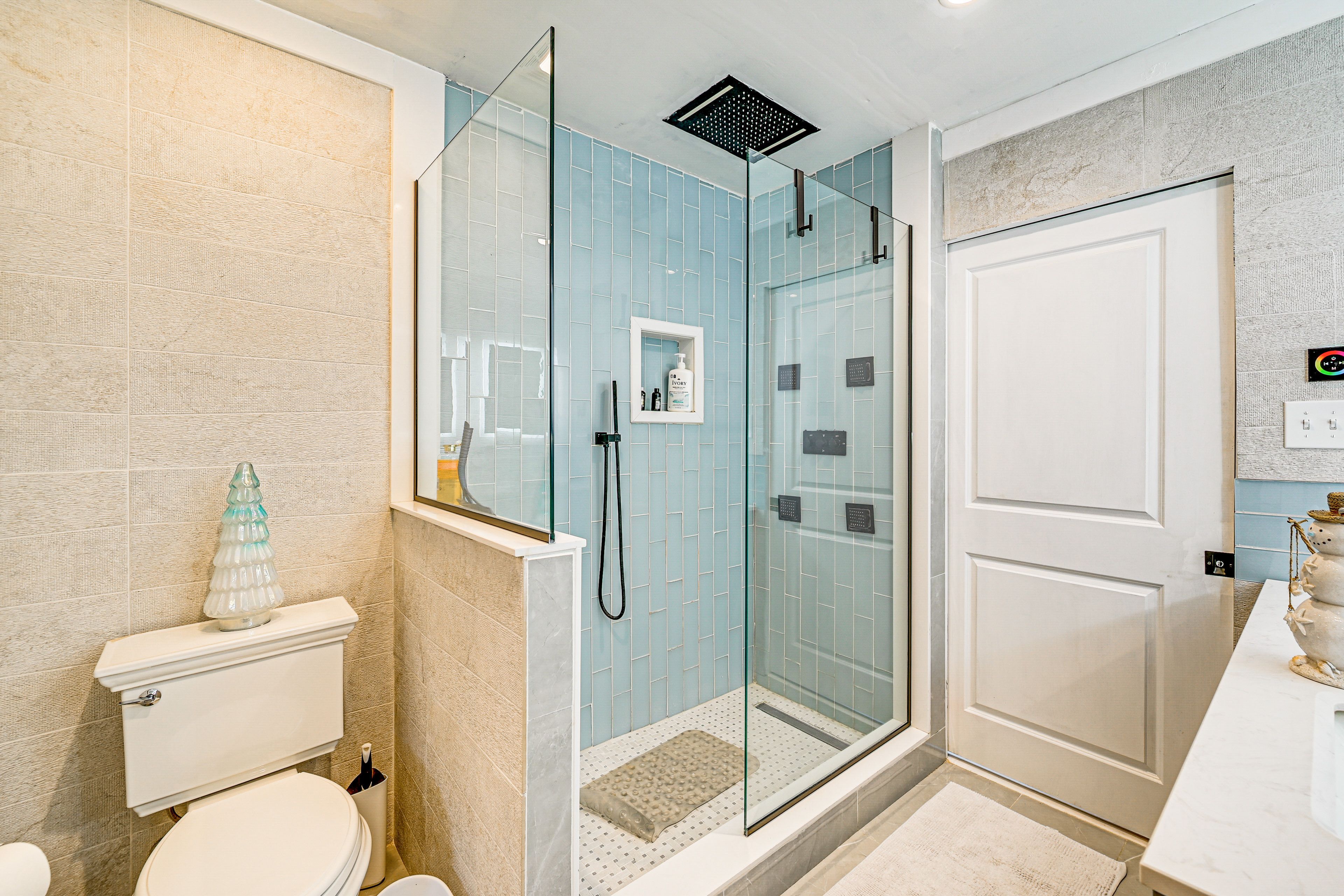 Full Bathroom | Towels Provided | Hair Dryer