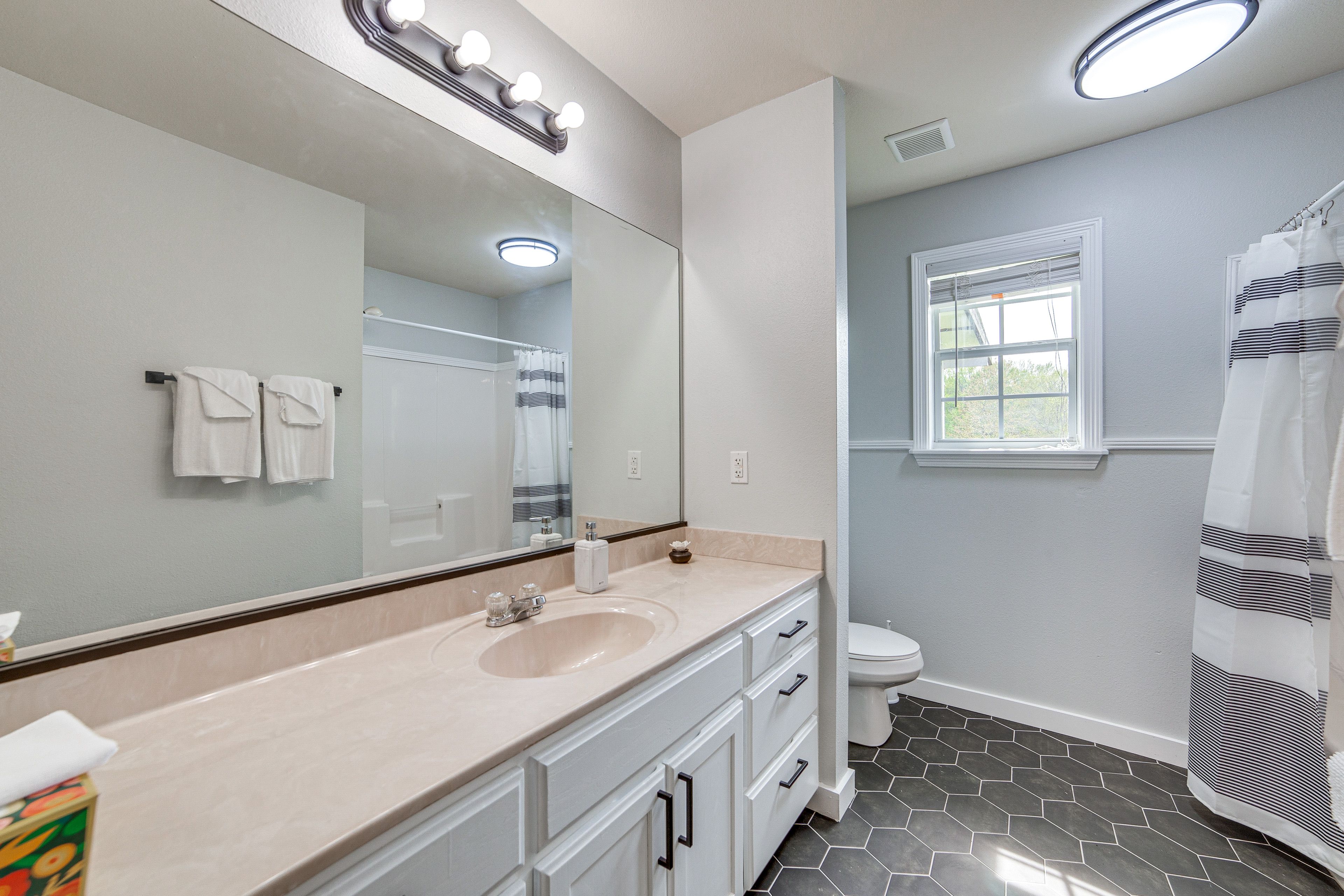 Full Bathroom | Towels Provided