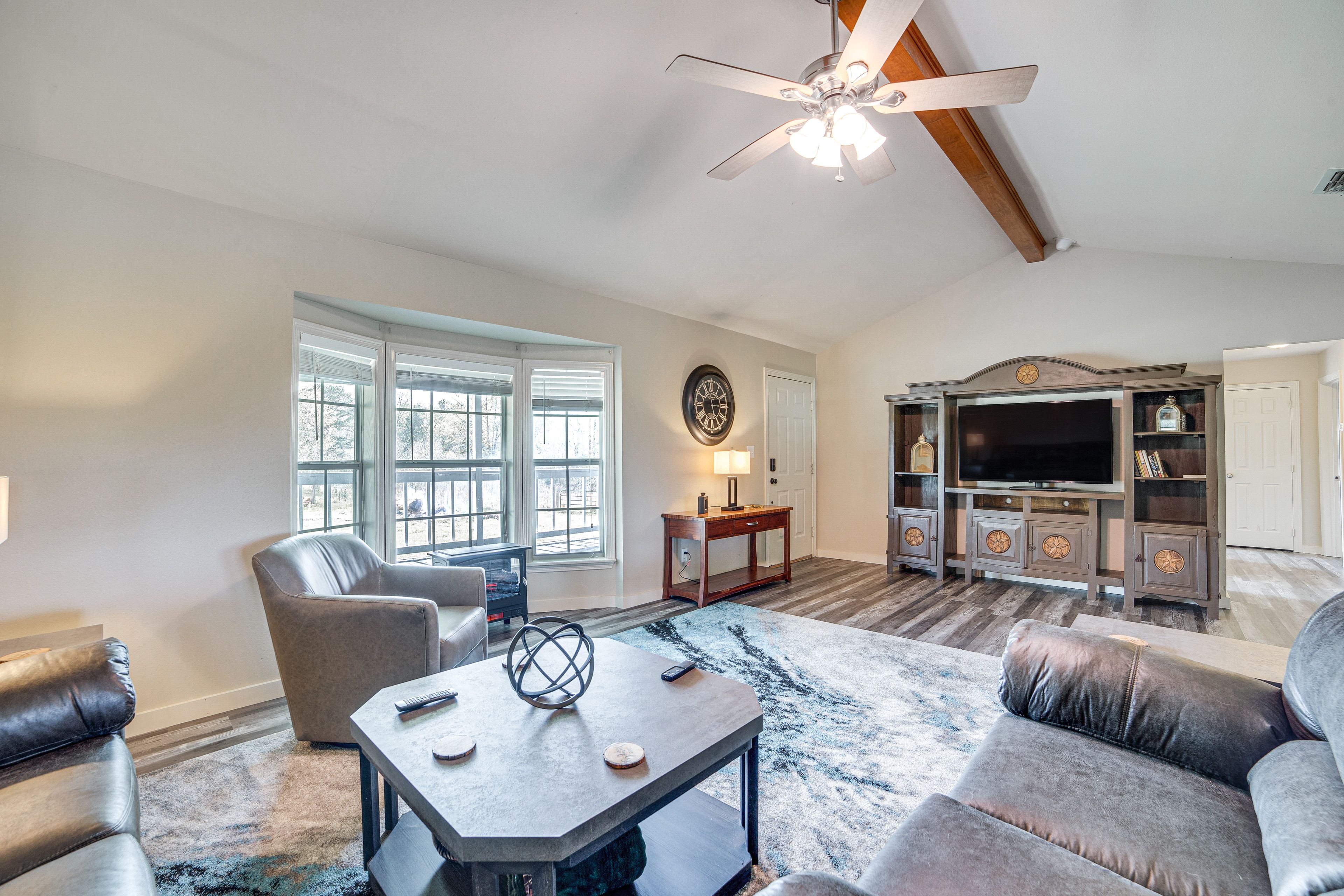 Living Room | Central A/C & Heat | Free WiFi | Smart TV