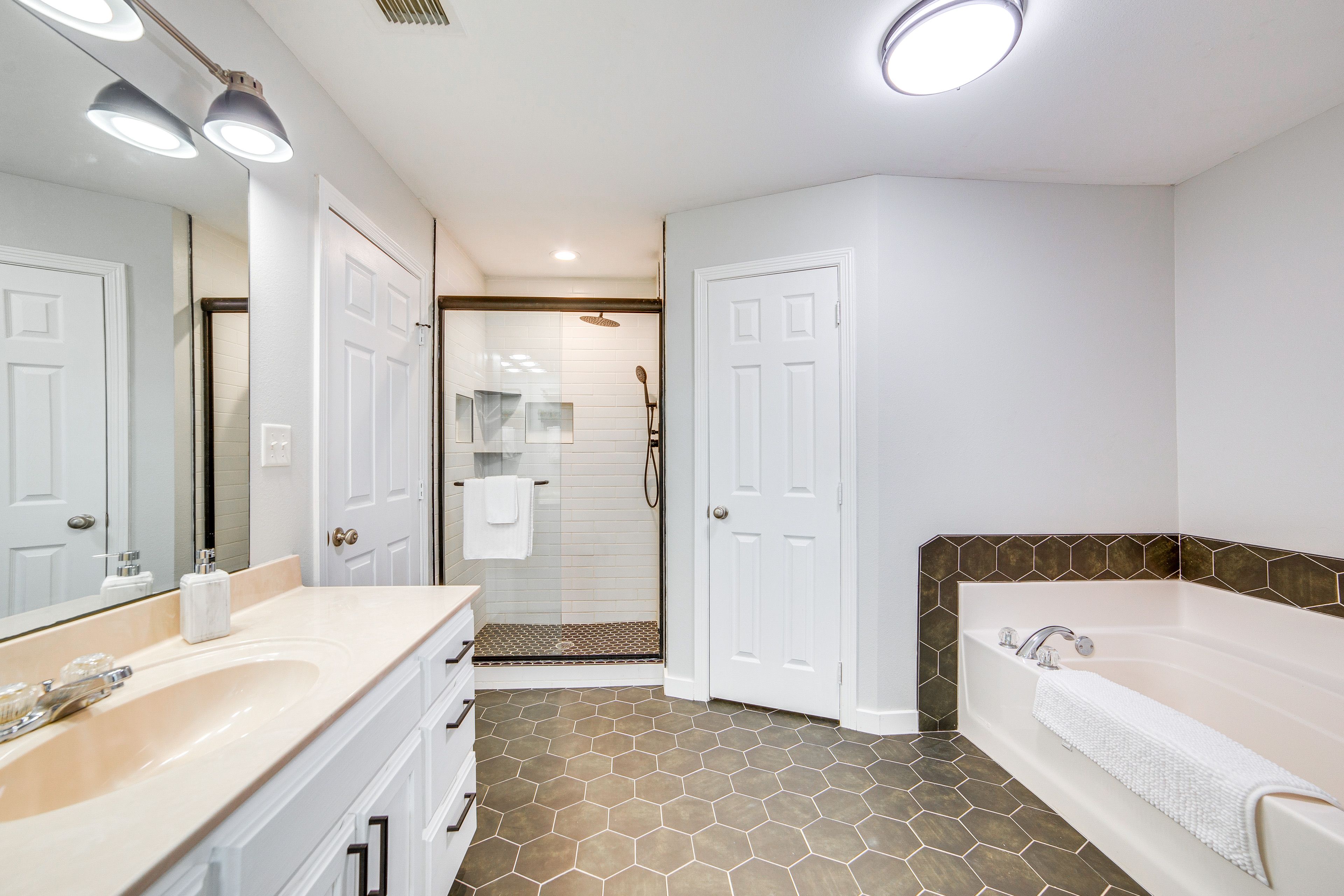 Full Bathroom | Separate Tub & Shower