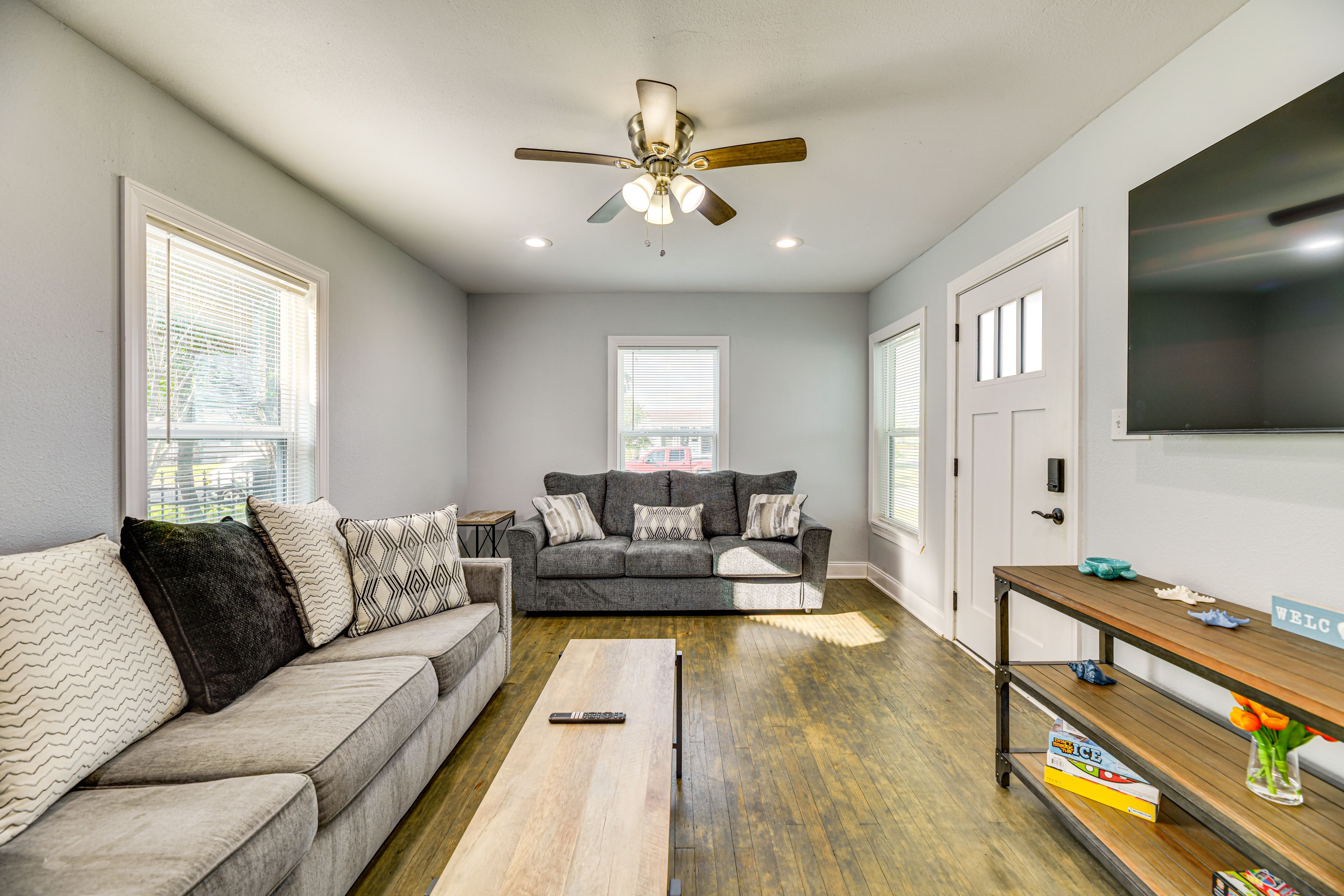 Living Room | Free WiFi | Queen Sleeper Sofa