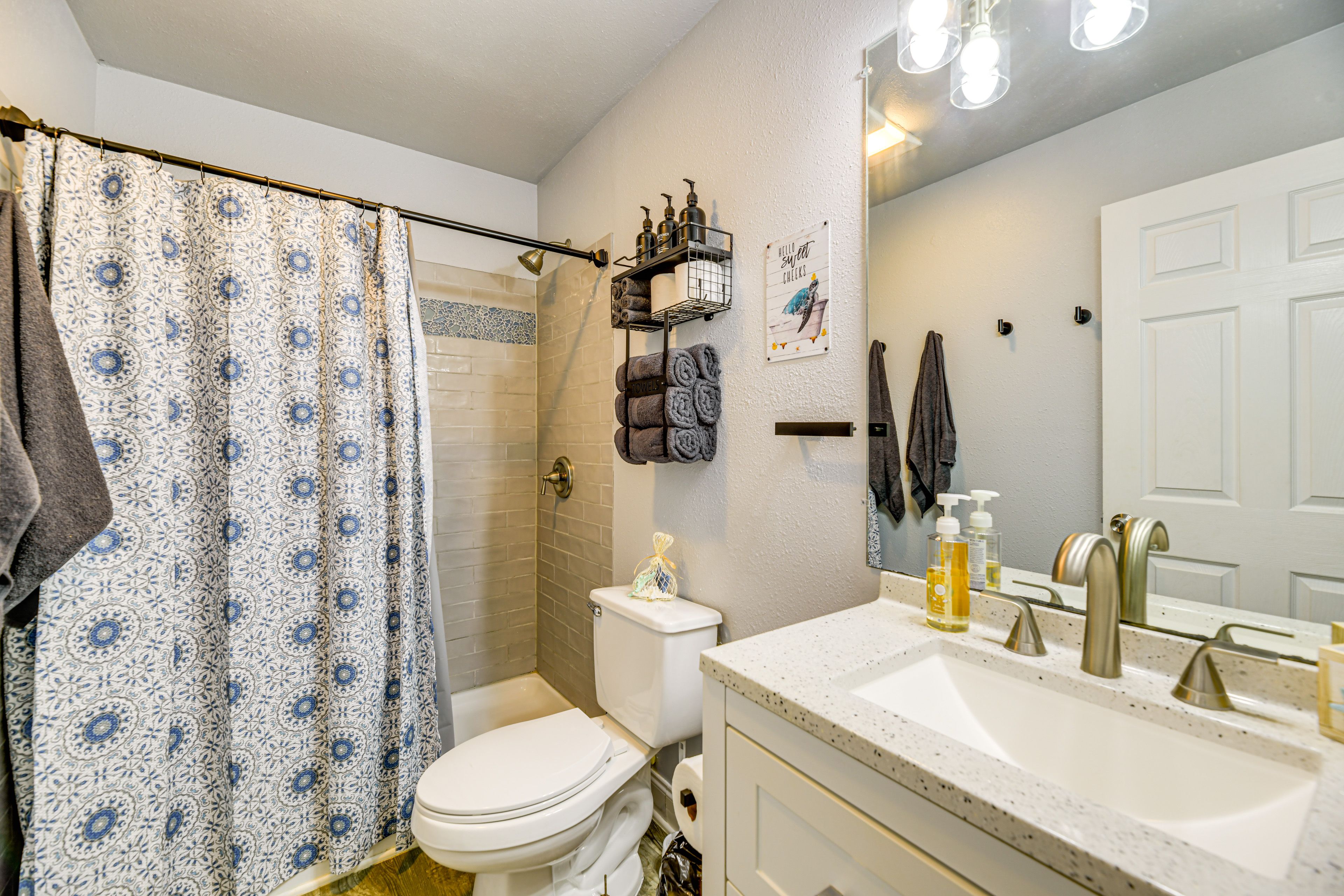 Full Bathroom | Towels Provided