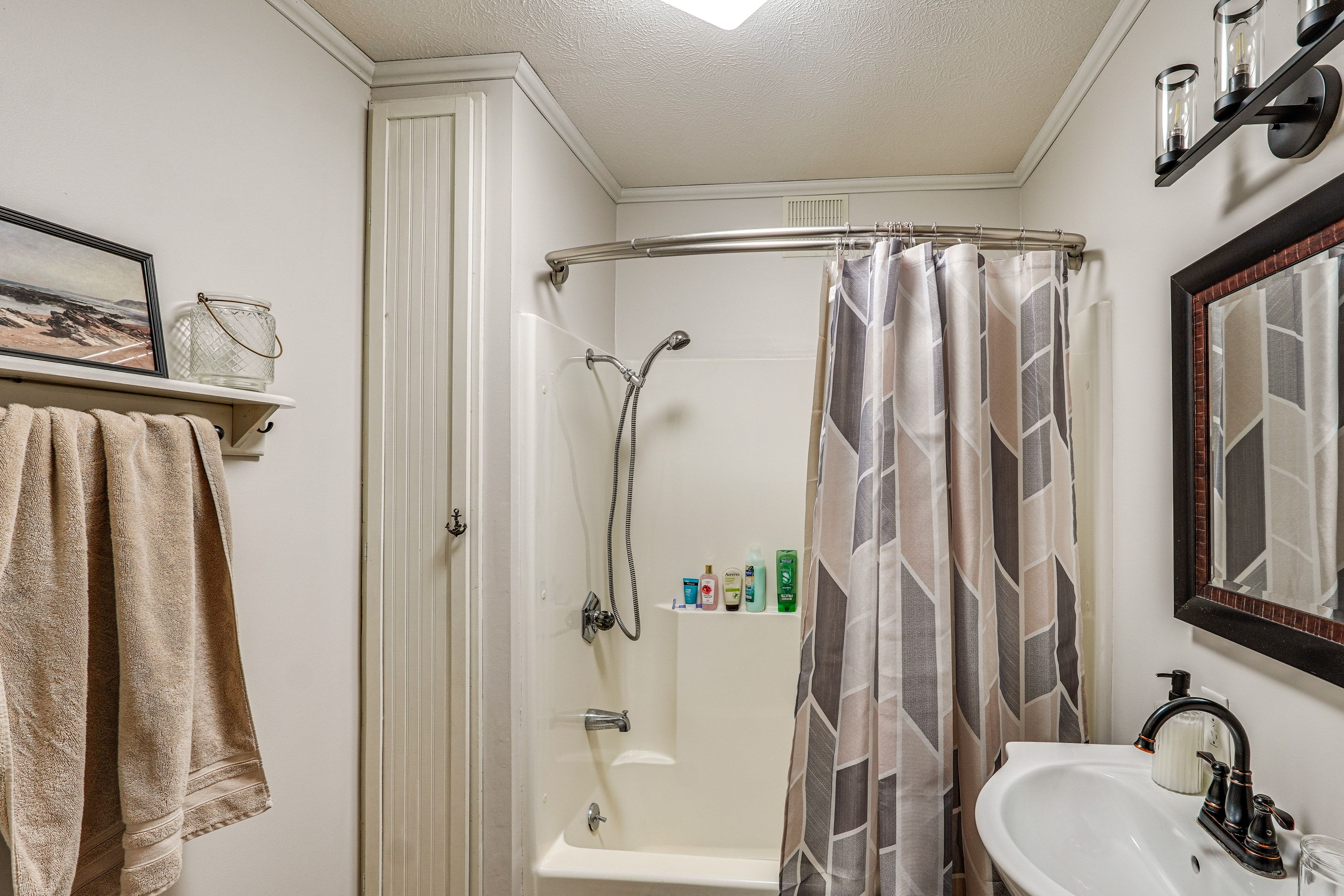 Full Bathroom | 1st Floor | Towels Provided