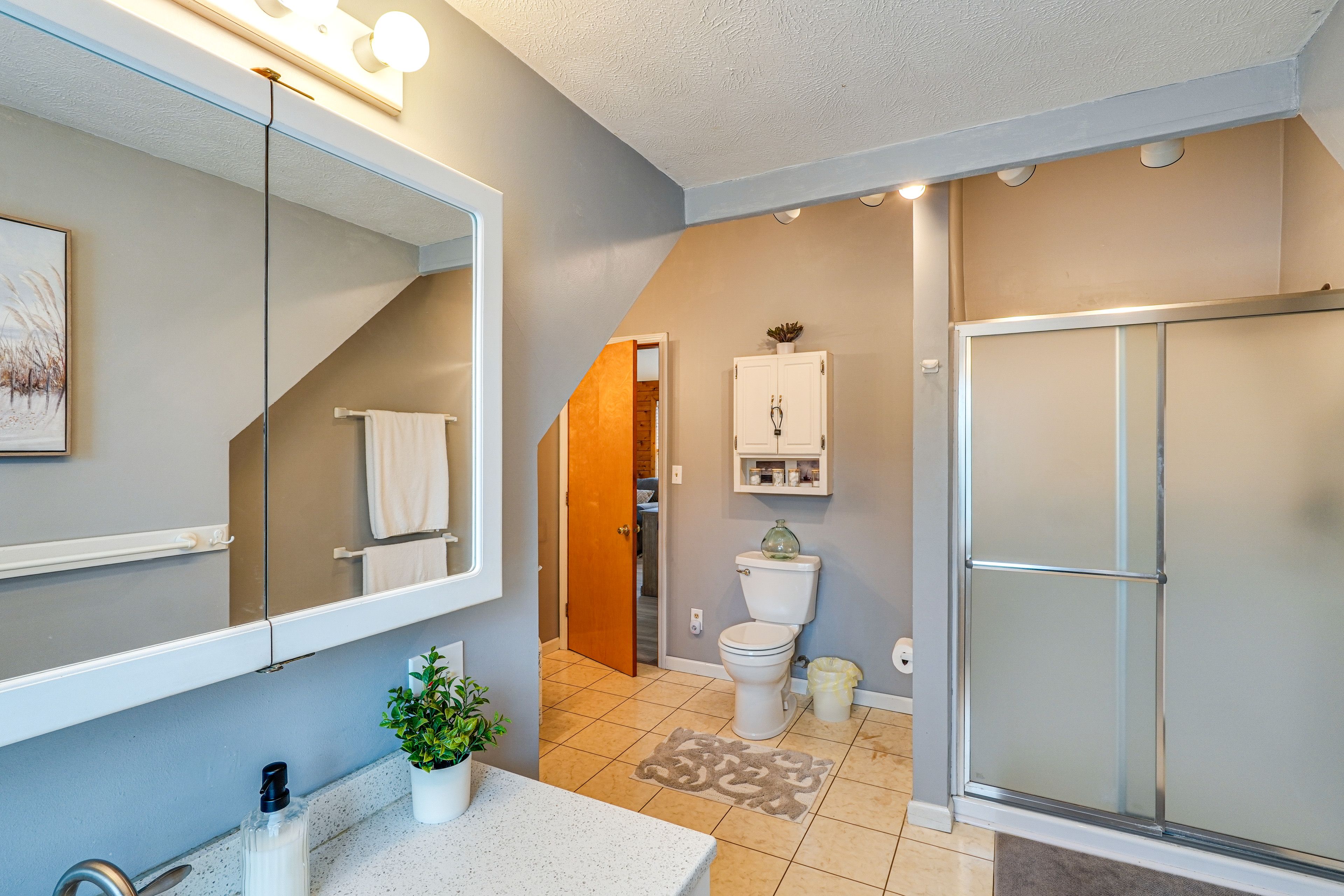 Full Bathroom | 2nd Floor | Complimentary Toiletries