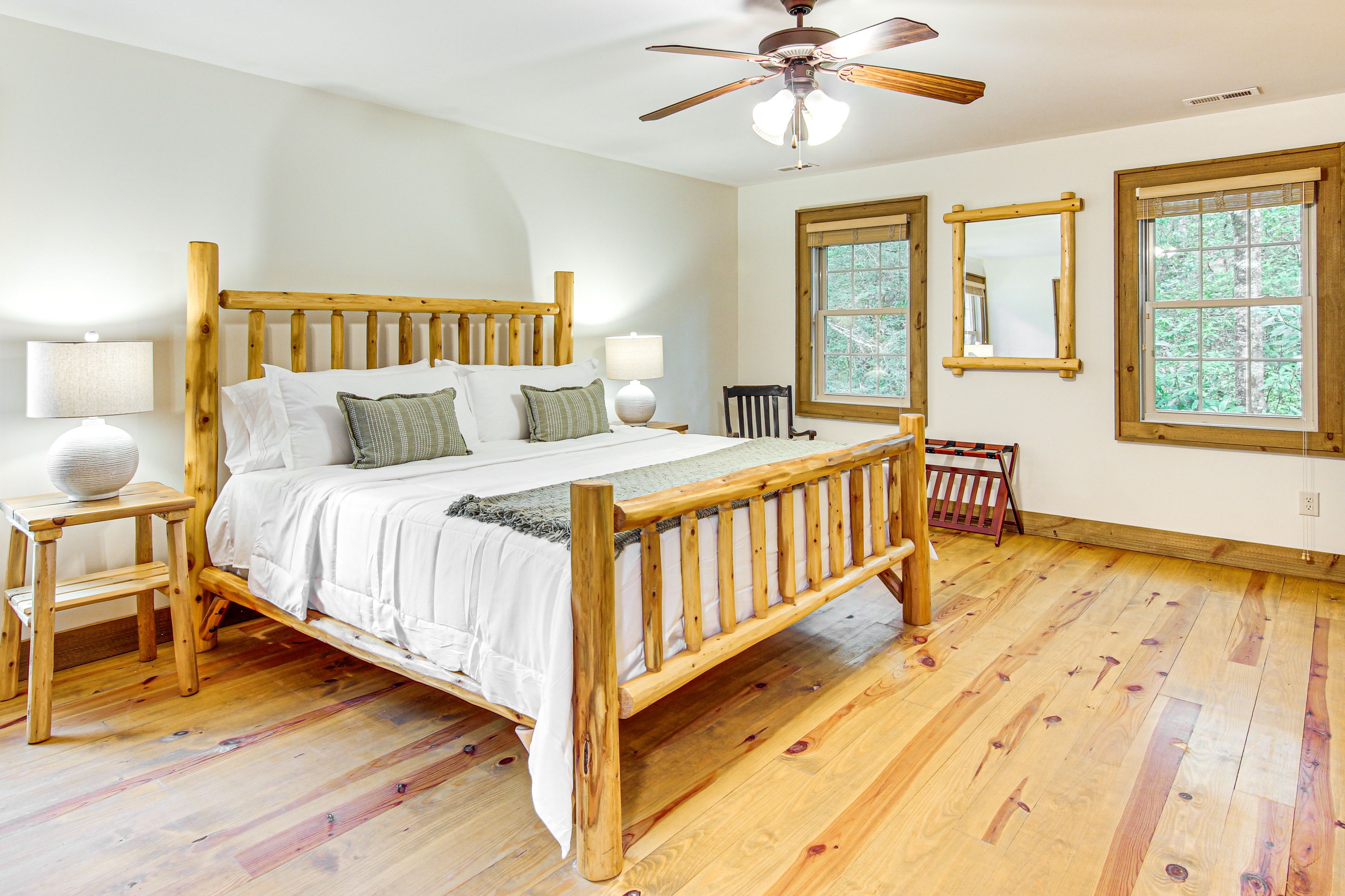 Bedroom 2 | 2nd Floor | King Bed | Flat-Screen TV | En-Suite Bathroom