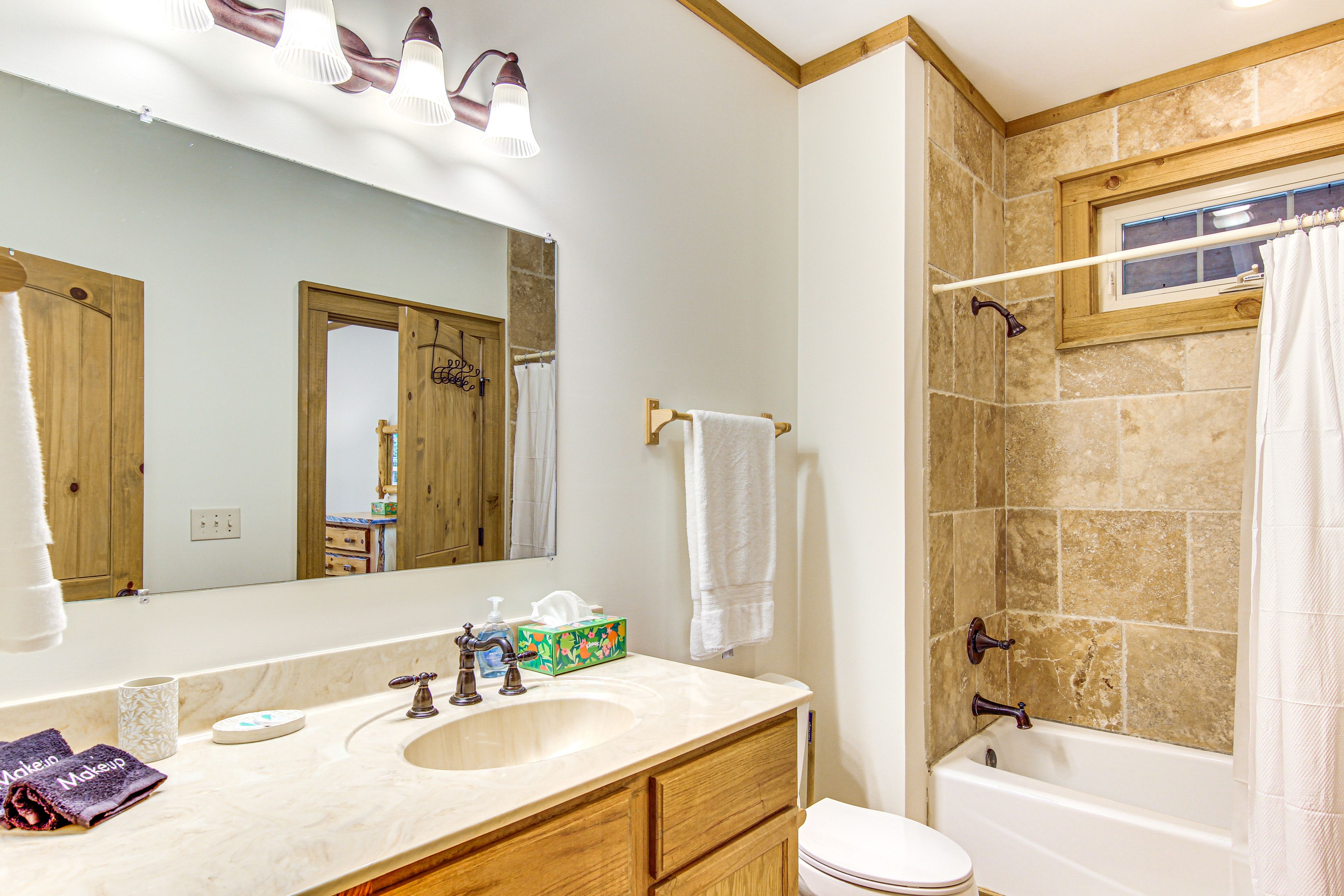 Full Bathroom | 1st Floor | Towels Provided