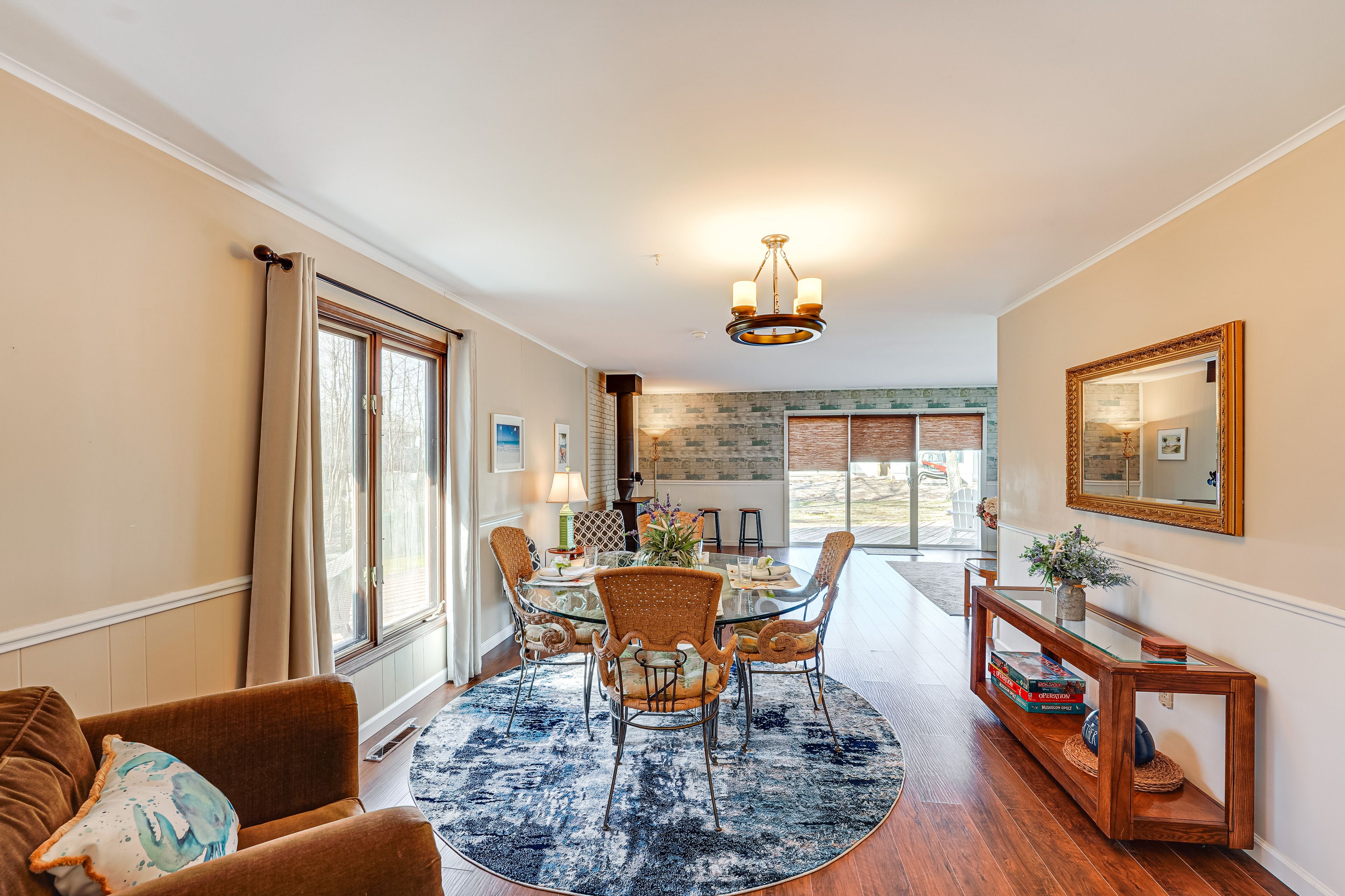 Dining Area | Dishware/Flatware Provided