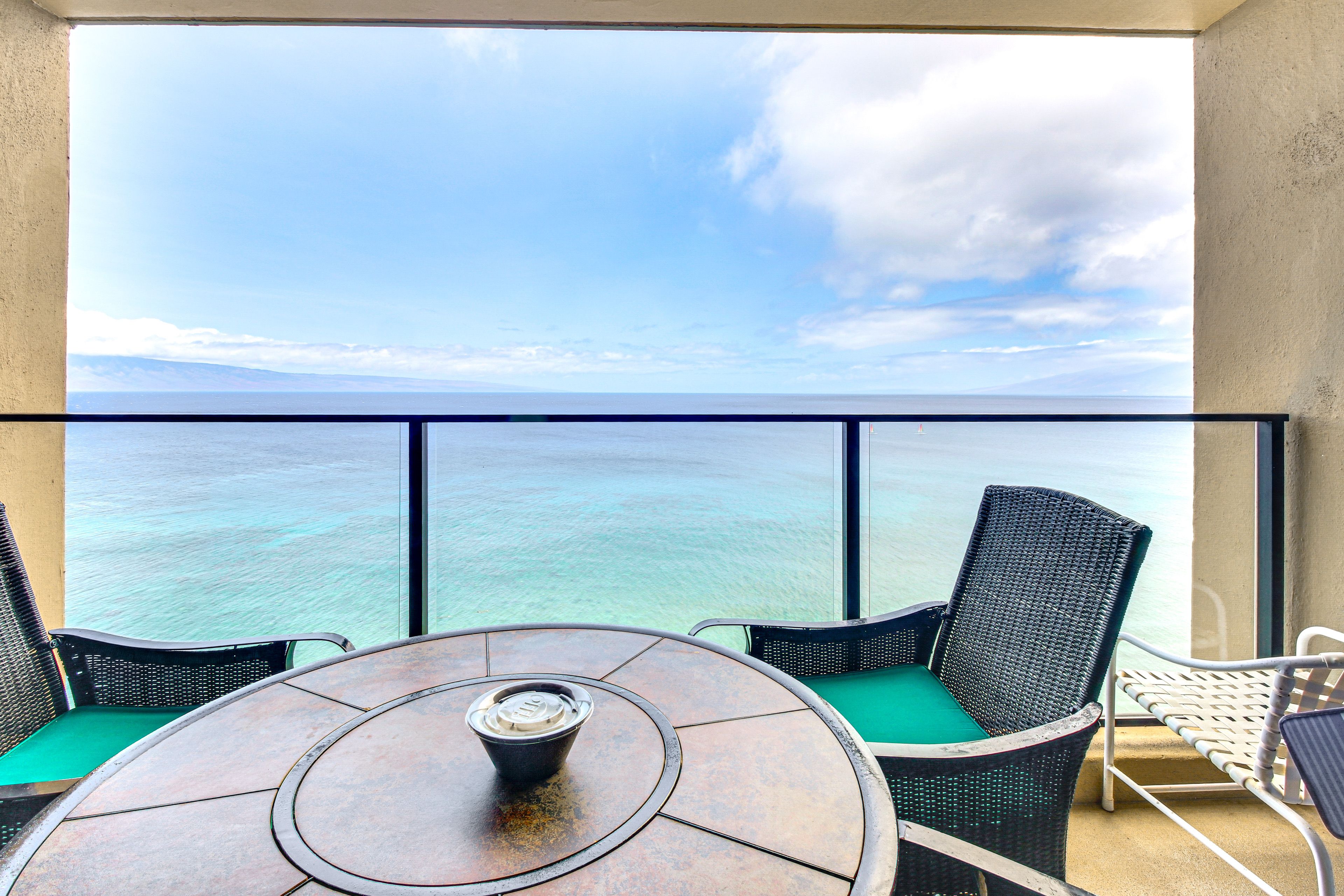 Balcony | Outdoor Dining