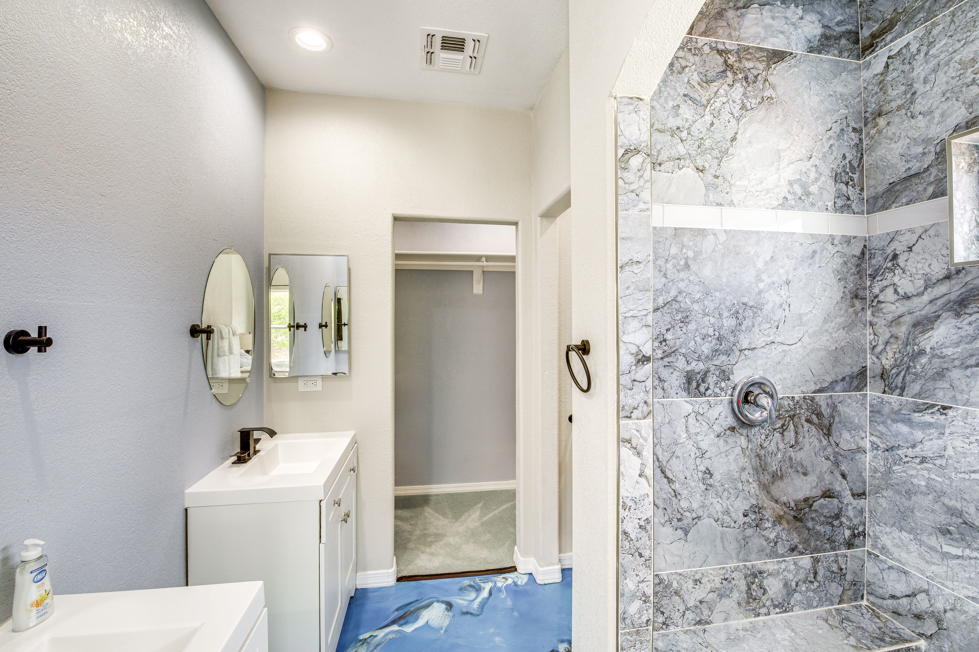 Full Bathroom | Towels Provided