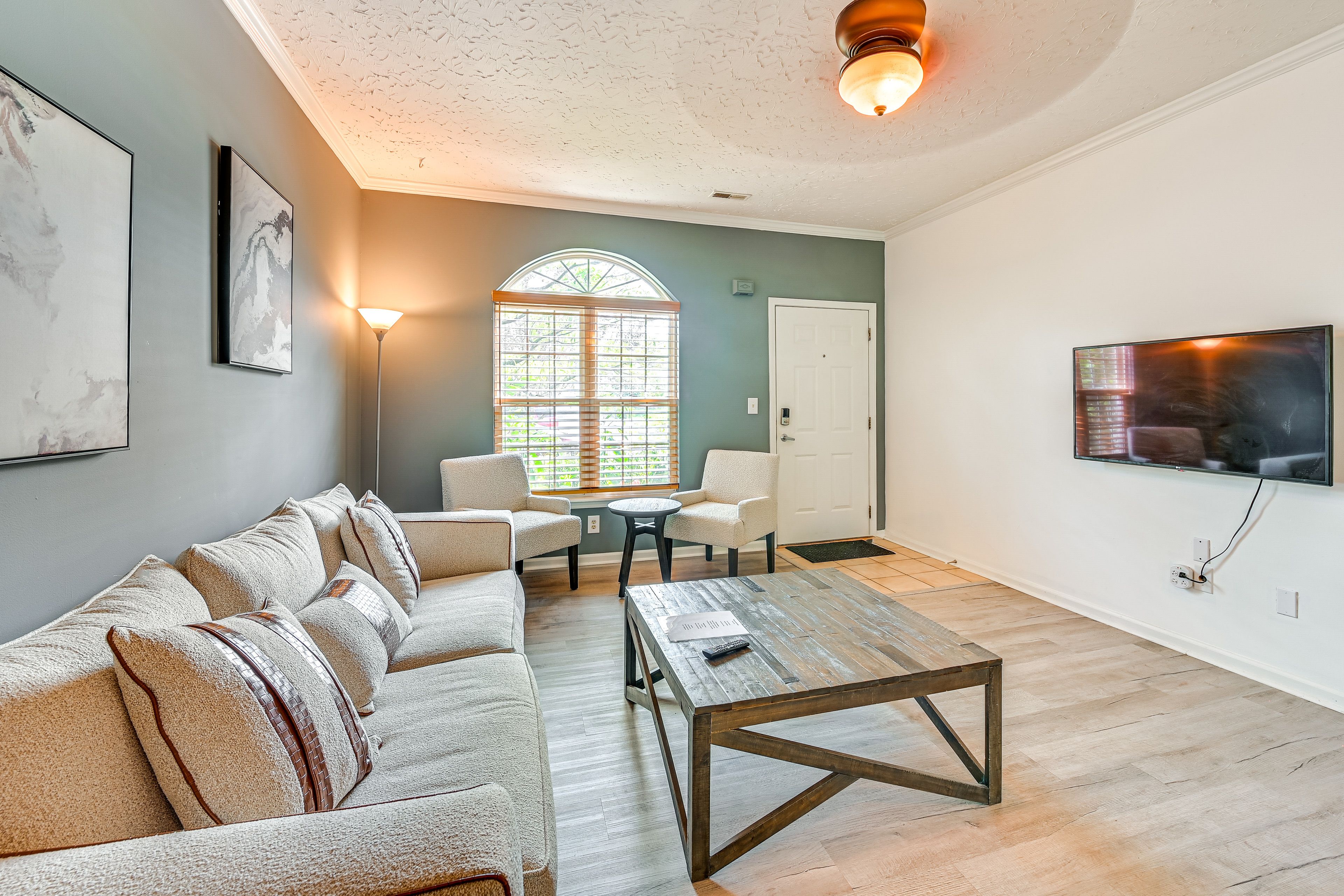 Living Room | Flat-Screen TV | Central Heating & A/C | Free WiFi