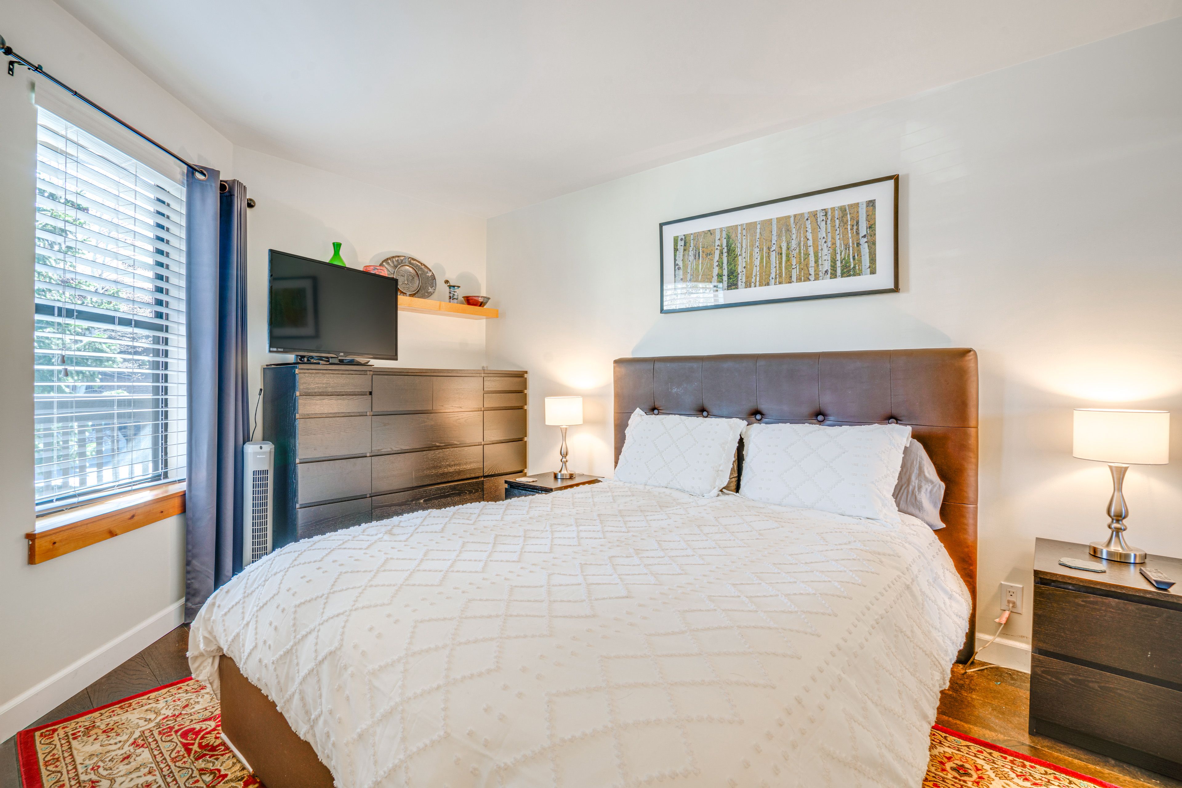 Bedroom | Queen Bed | Linens Provided | Smart TV