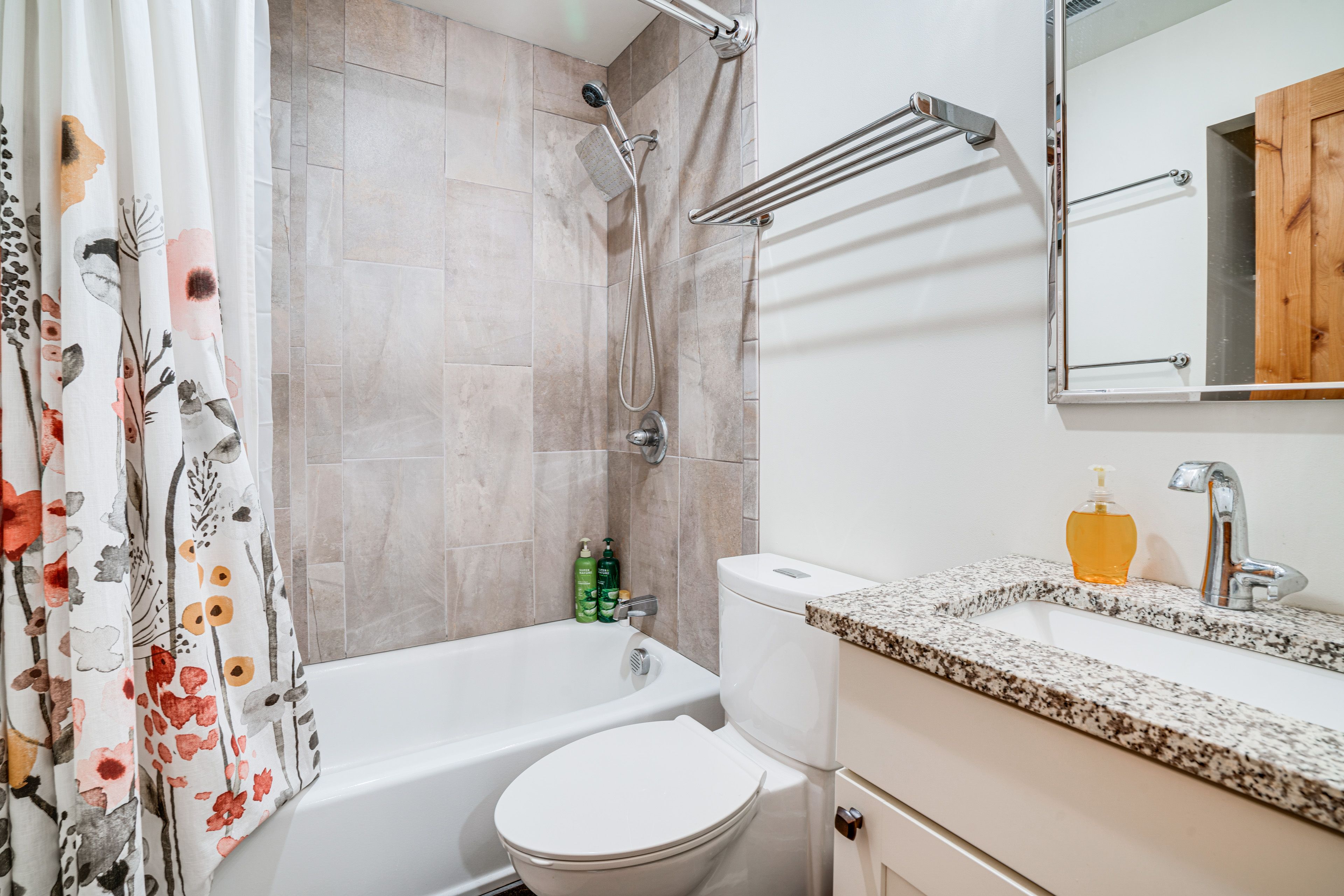 Full Bathroom | Towels Provided