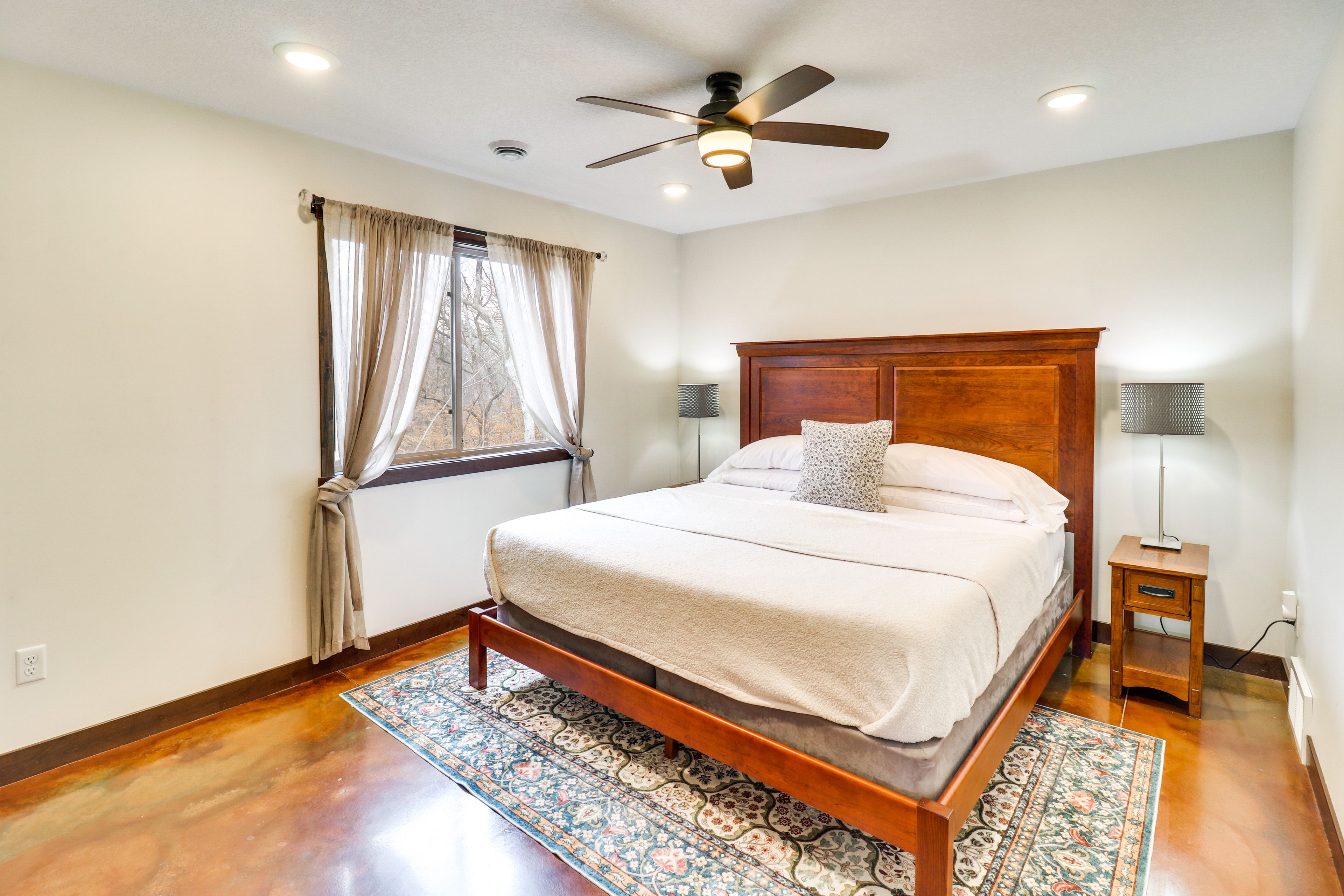 Bedroom | King Bed | Linens Provided | 1st Floor