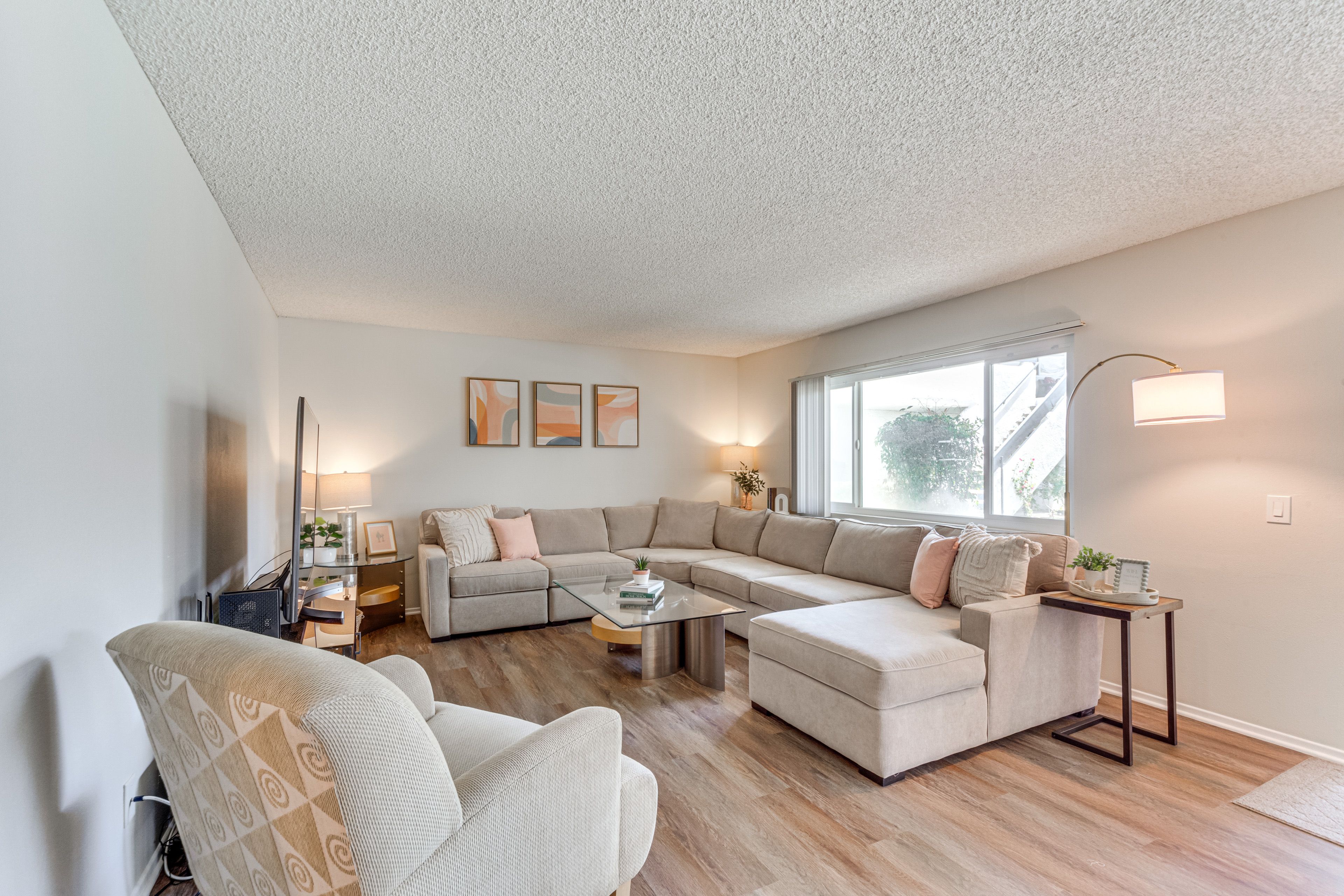 Living Room | Smart TV | Board Games