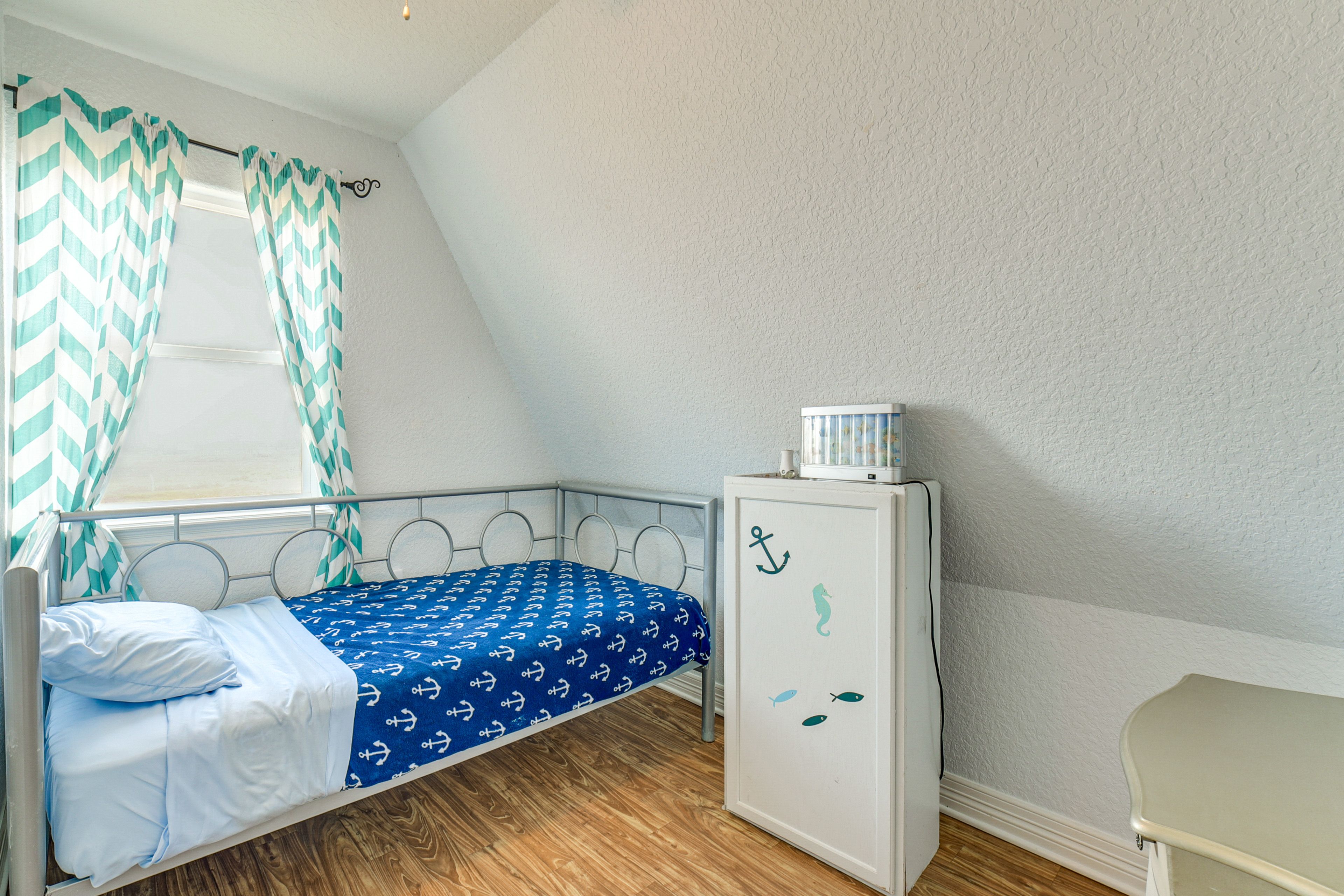 Bedroom 2 | Twin Bed | 1st Floor