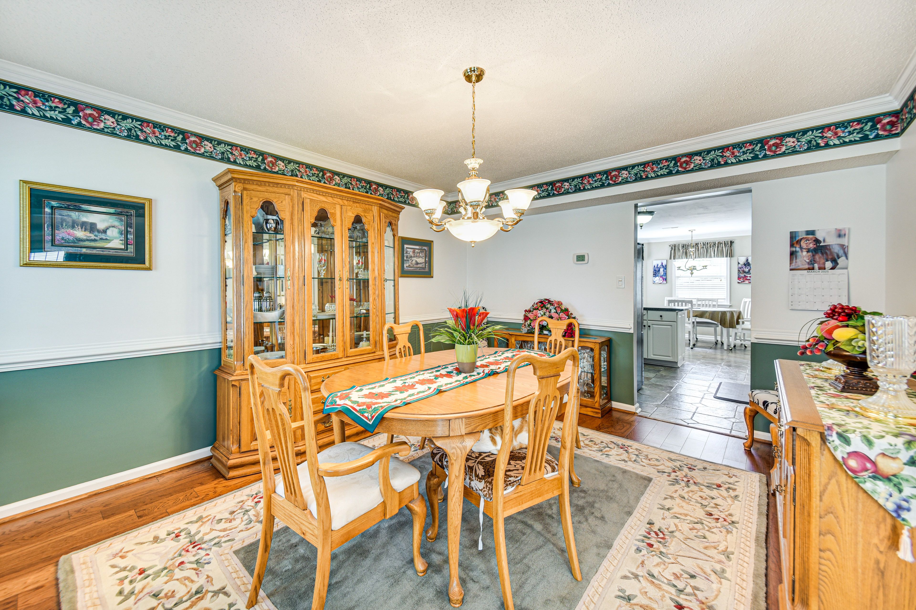 Dining Area | Dishware/Flatware Provided | 1st Floor