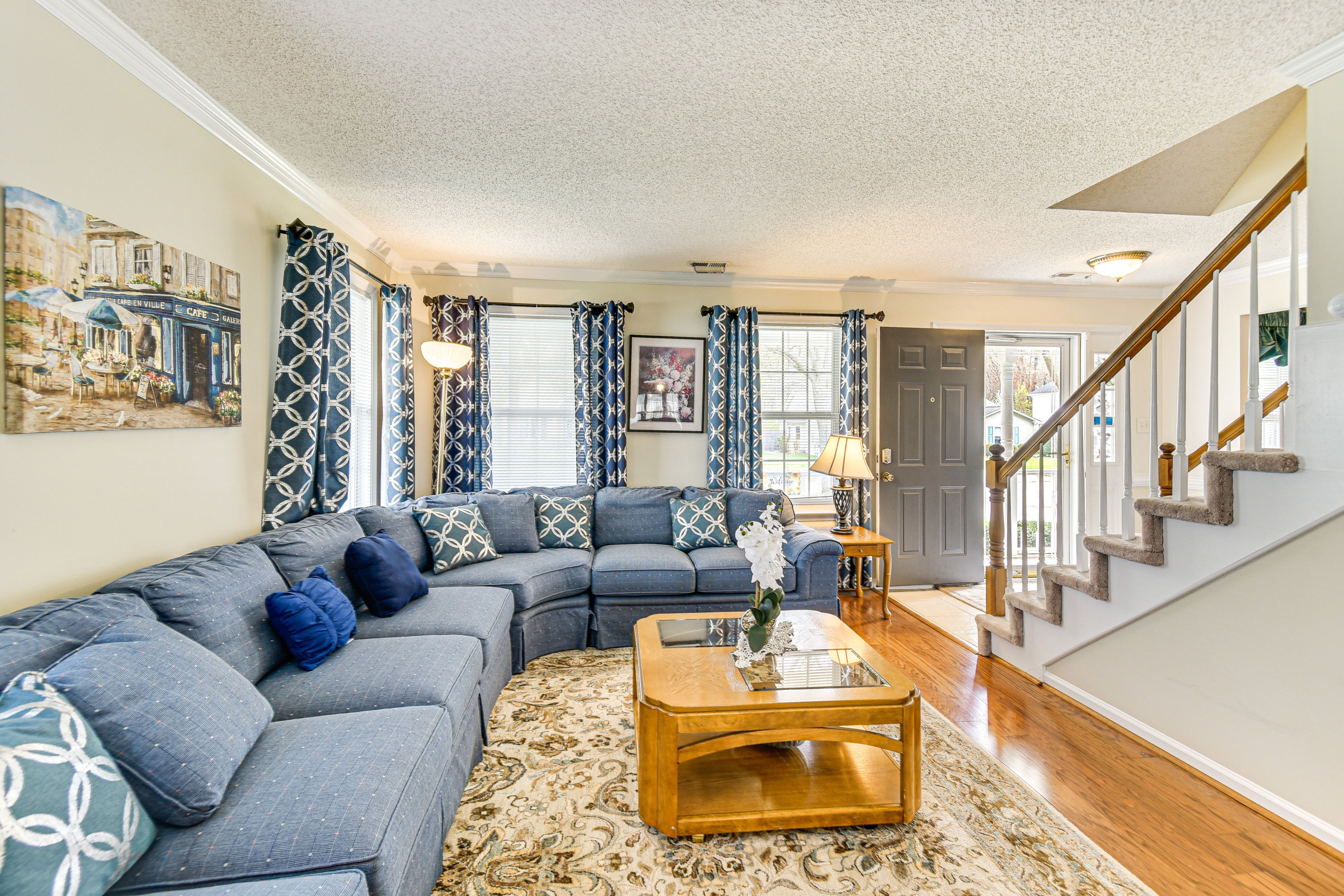Living Room | Free WiFi | Central Heating & A/C | Smart TV | 1st Floor