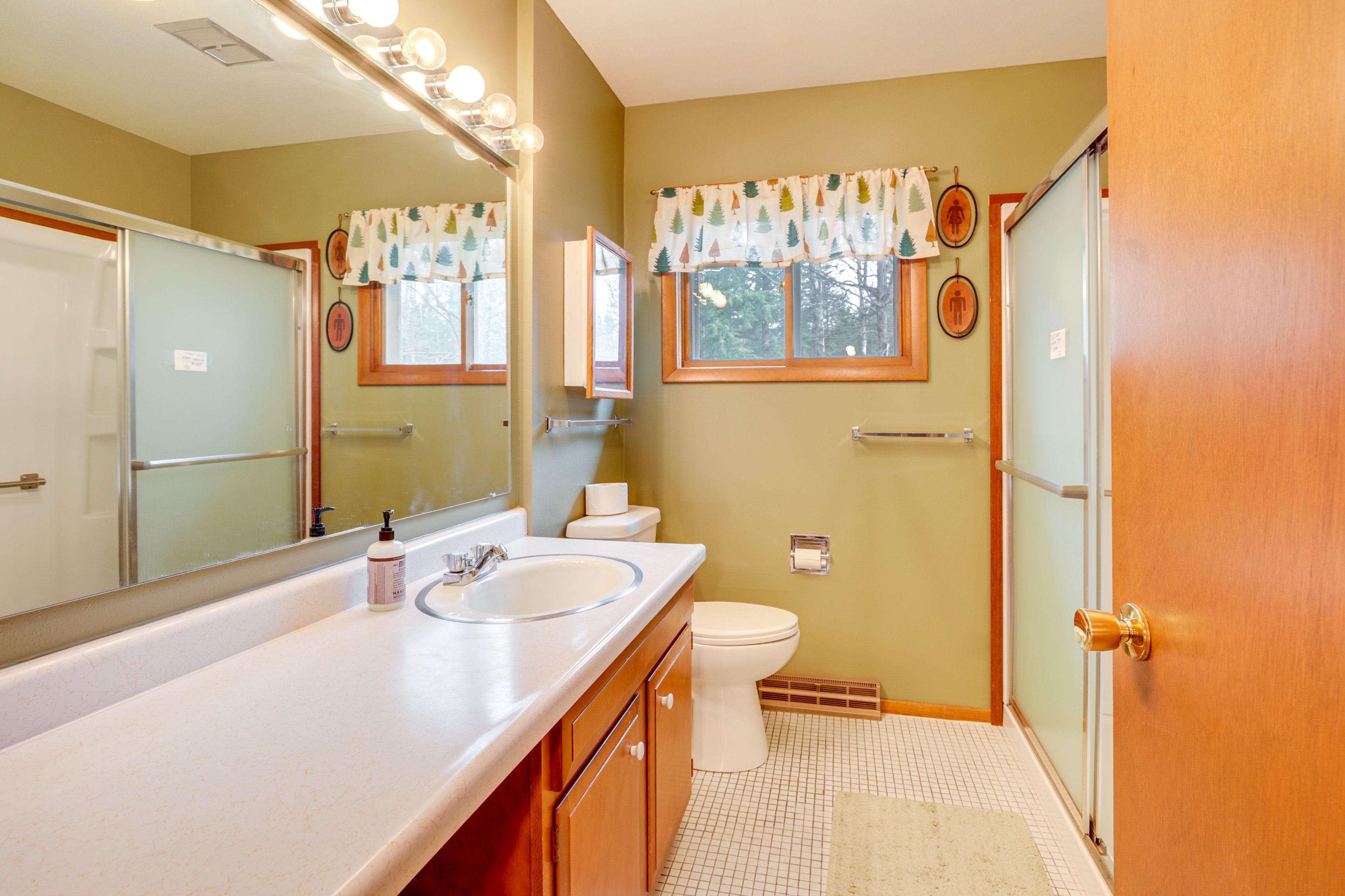 Full Bathroom | 1st Floor | Towels Provided