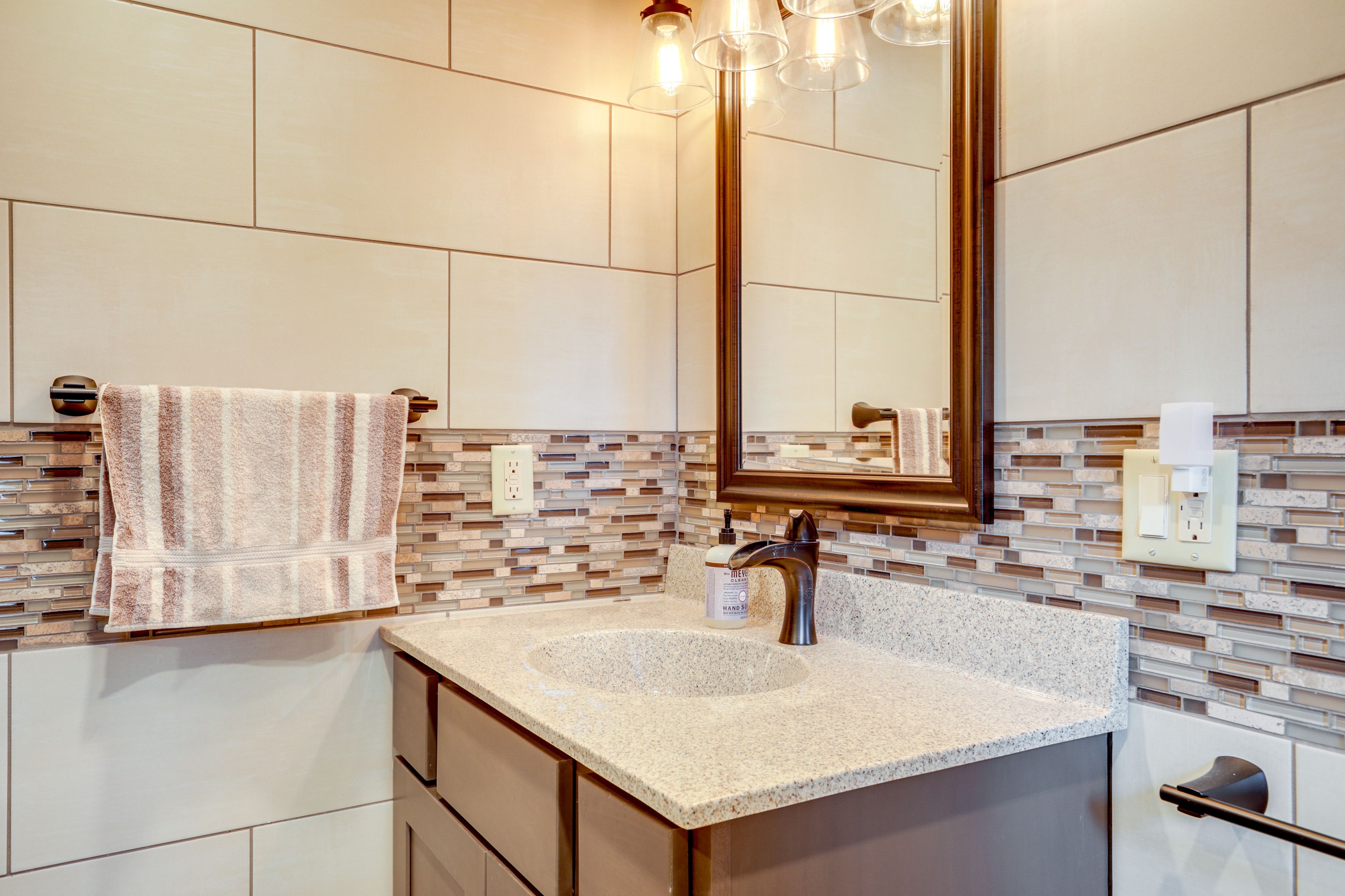 Full Bathroom | 2nd Floor | Complimentary Toiletries
