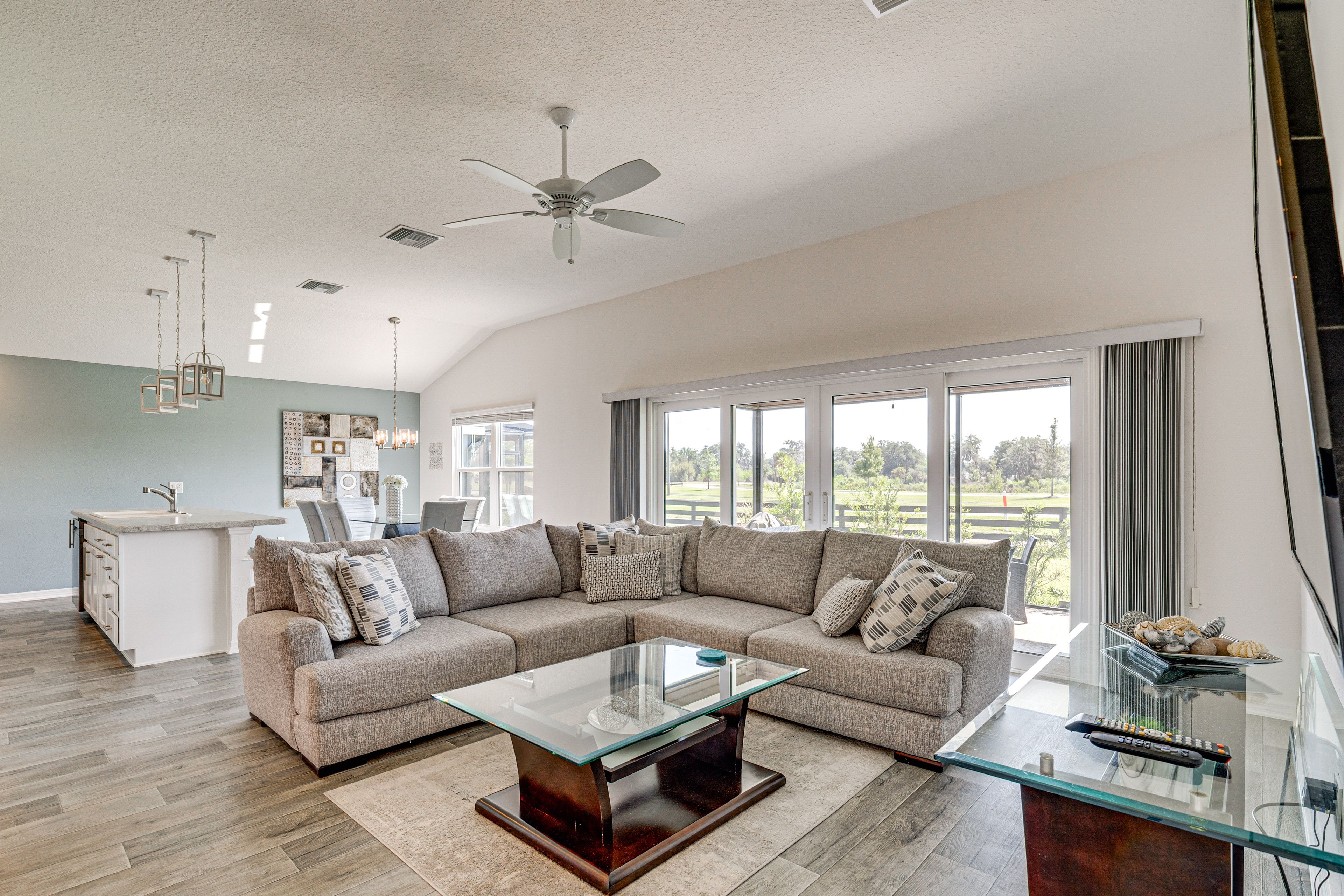 Living Room | Free WiFi | Smart TV | Central A/C