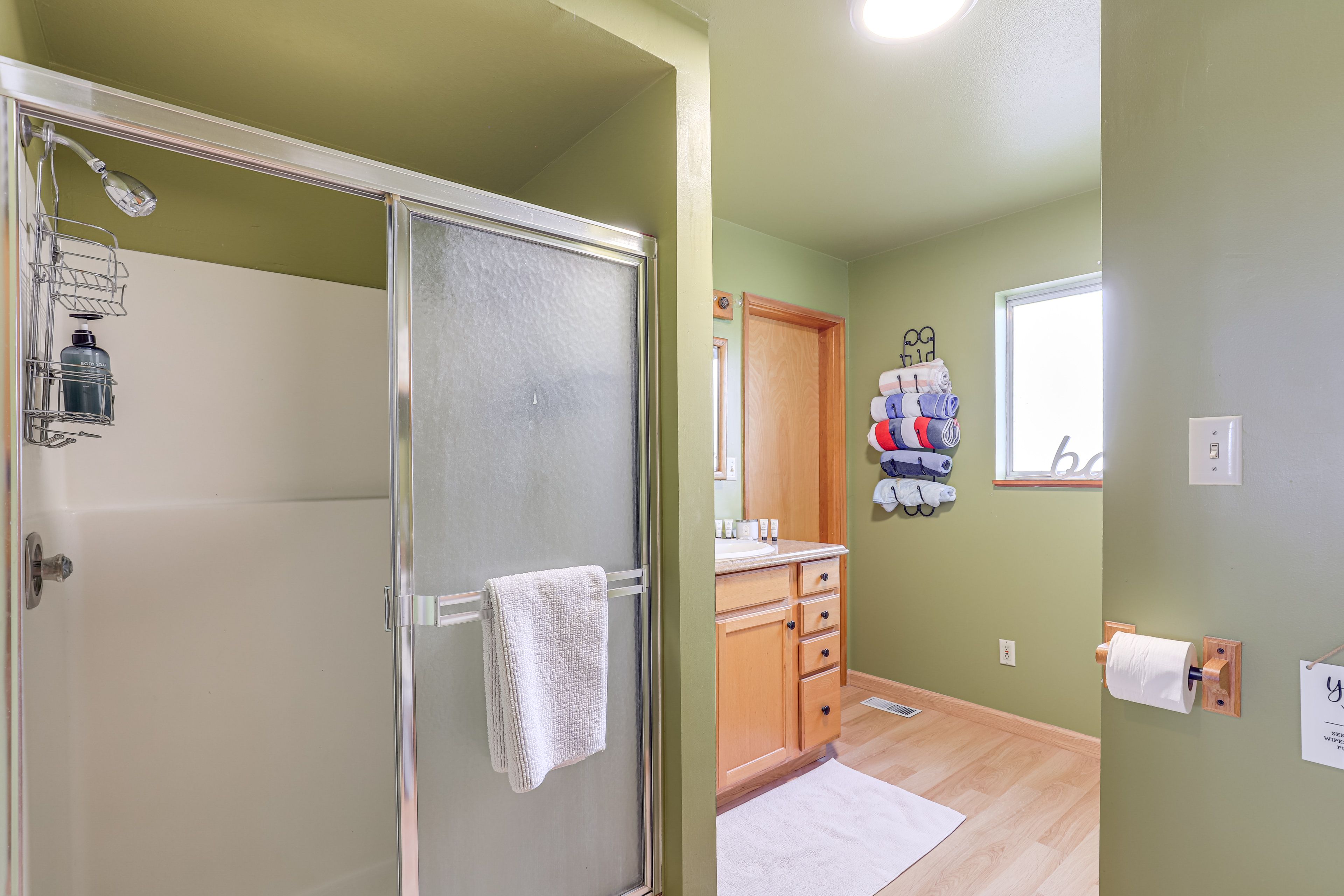Full Bathroom | 1st Floor | Towels Provided