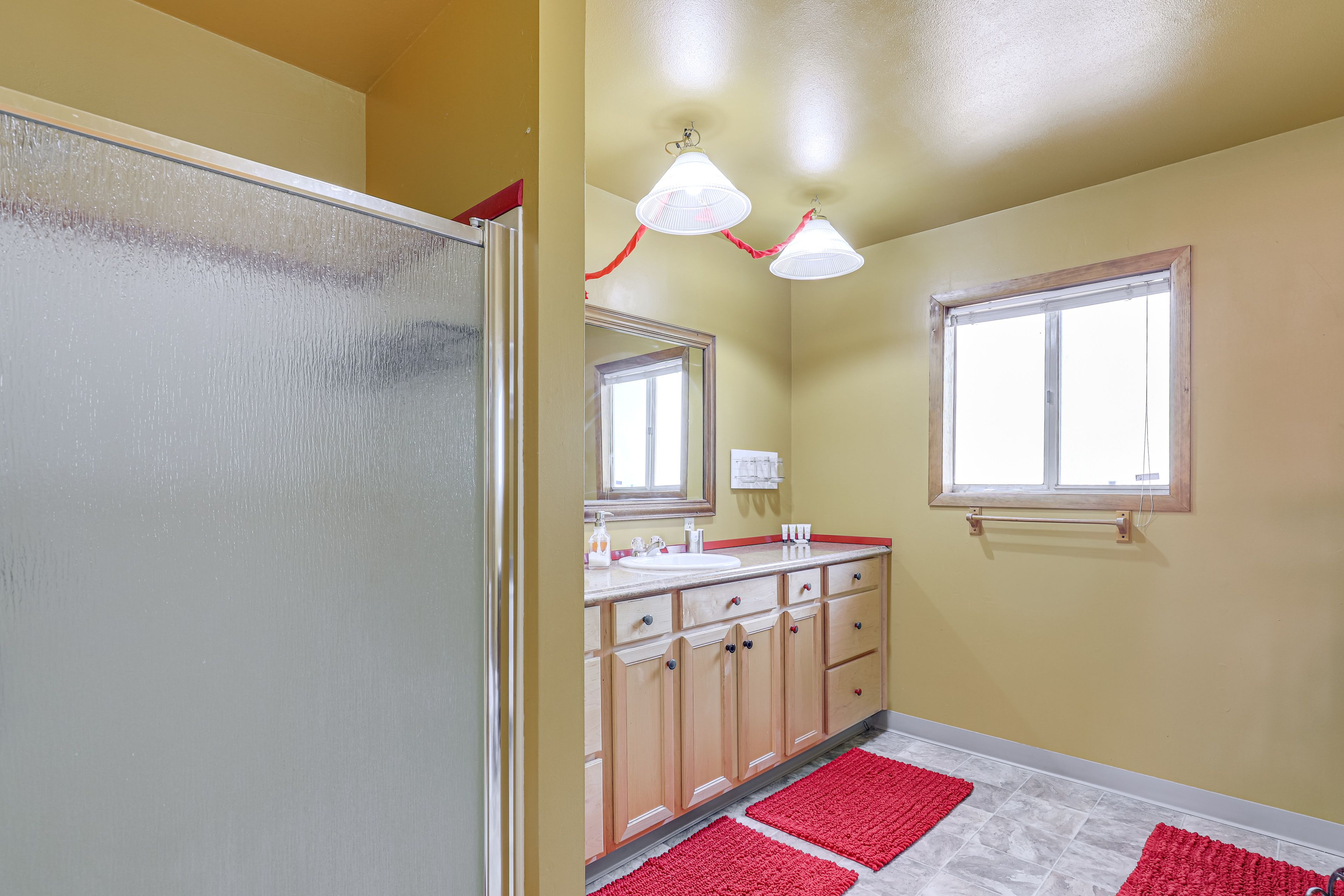 Full Bathroom | 2nd Floor | Complimentary Toiletries | Hair Dryer