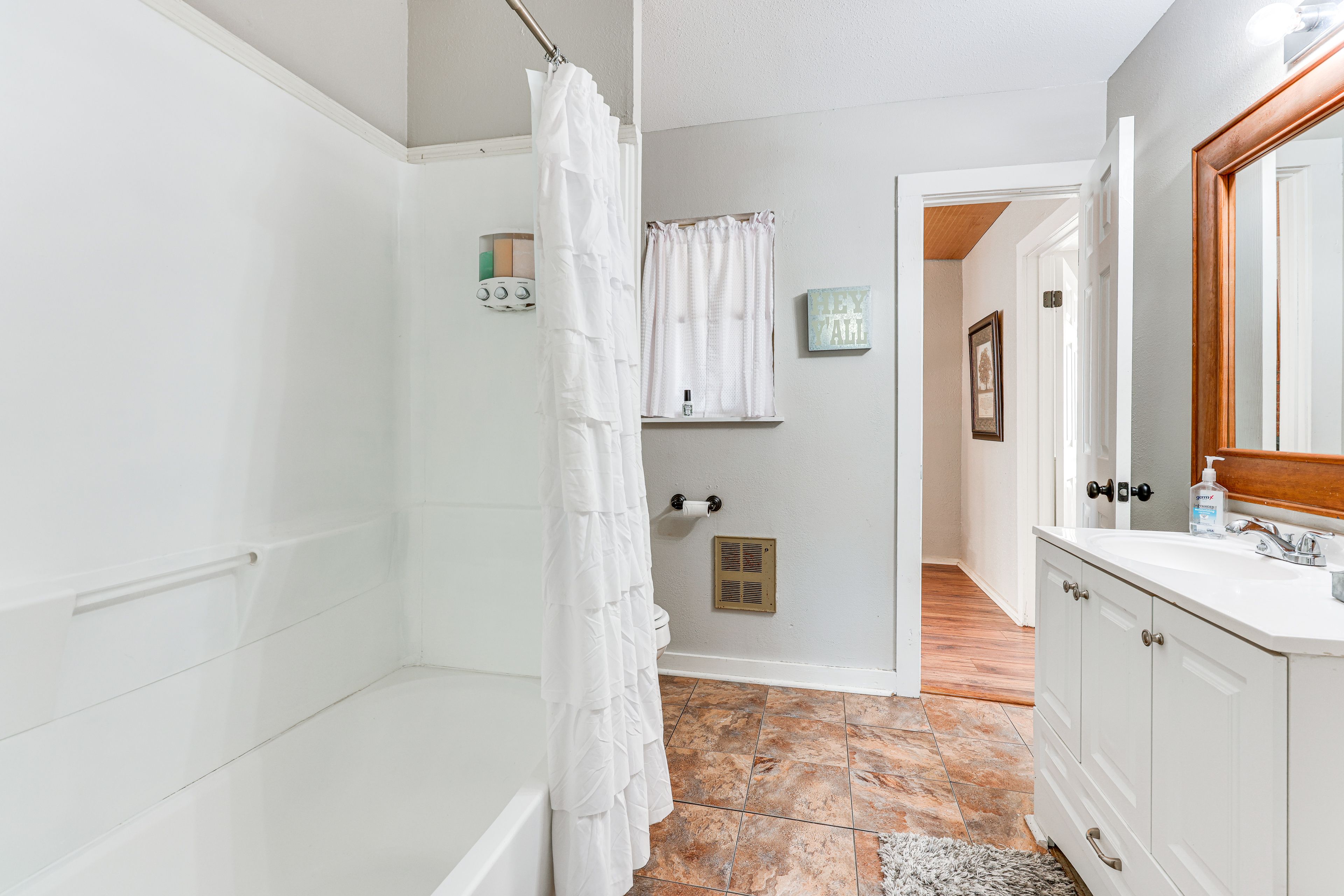 Full Bathroom | Towels Provided