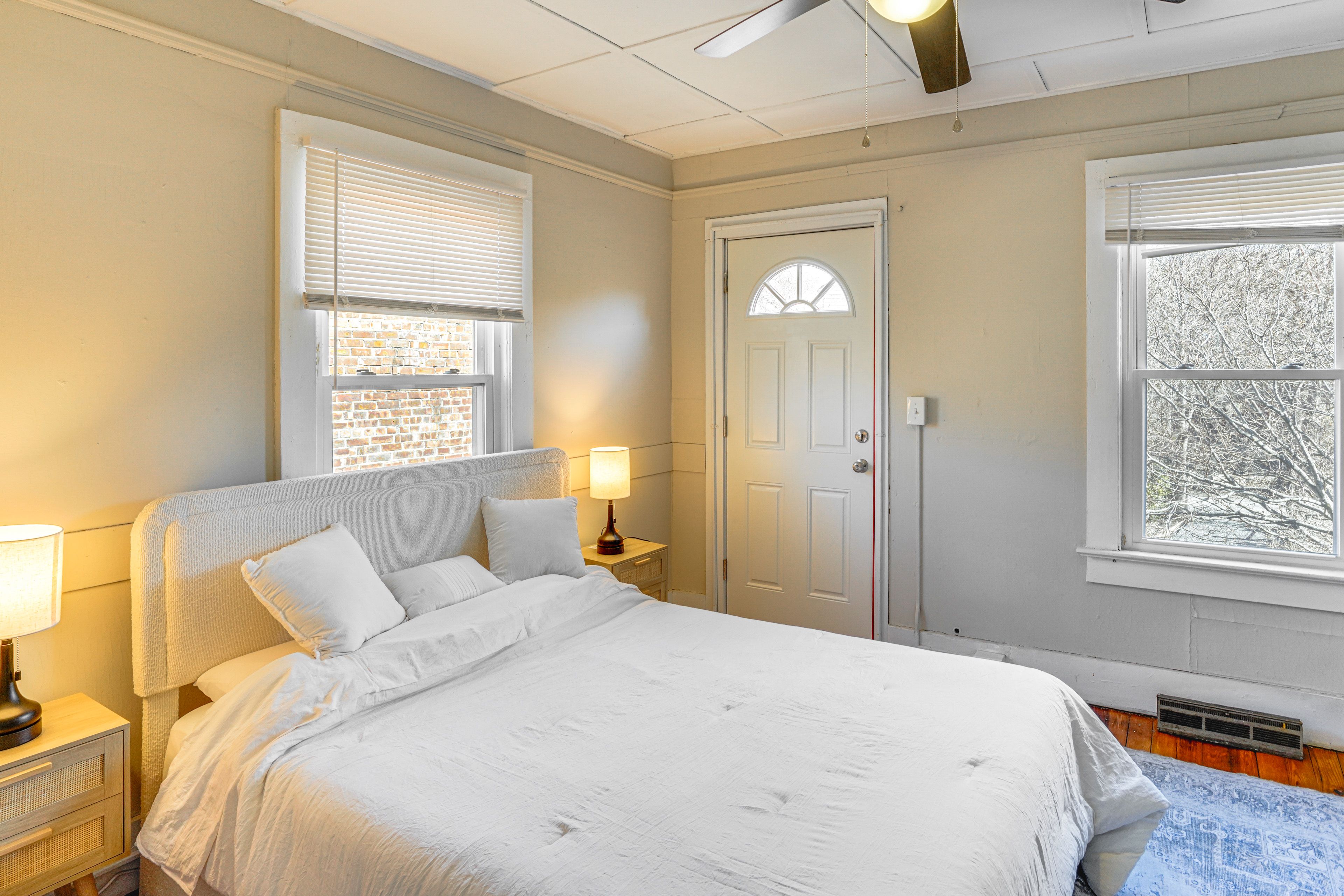 Bedroom 1 | Queen Bed