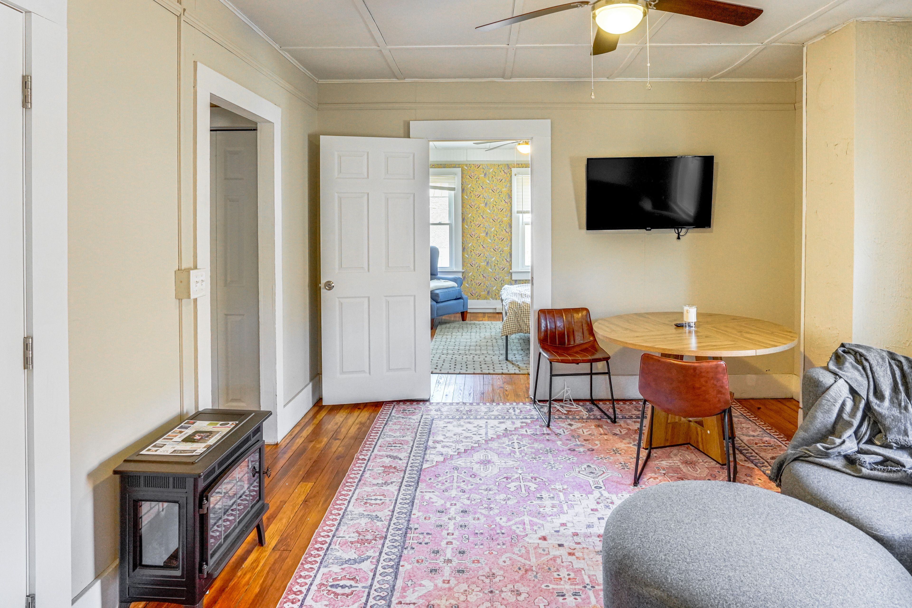Living Room | TV | Free WiFi | Single-Story Unit