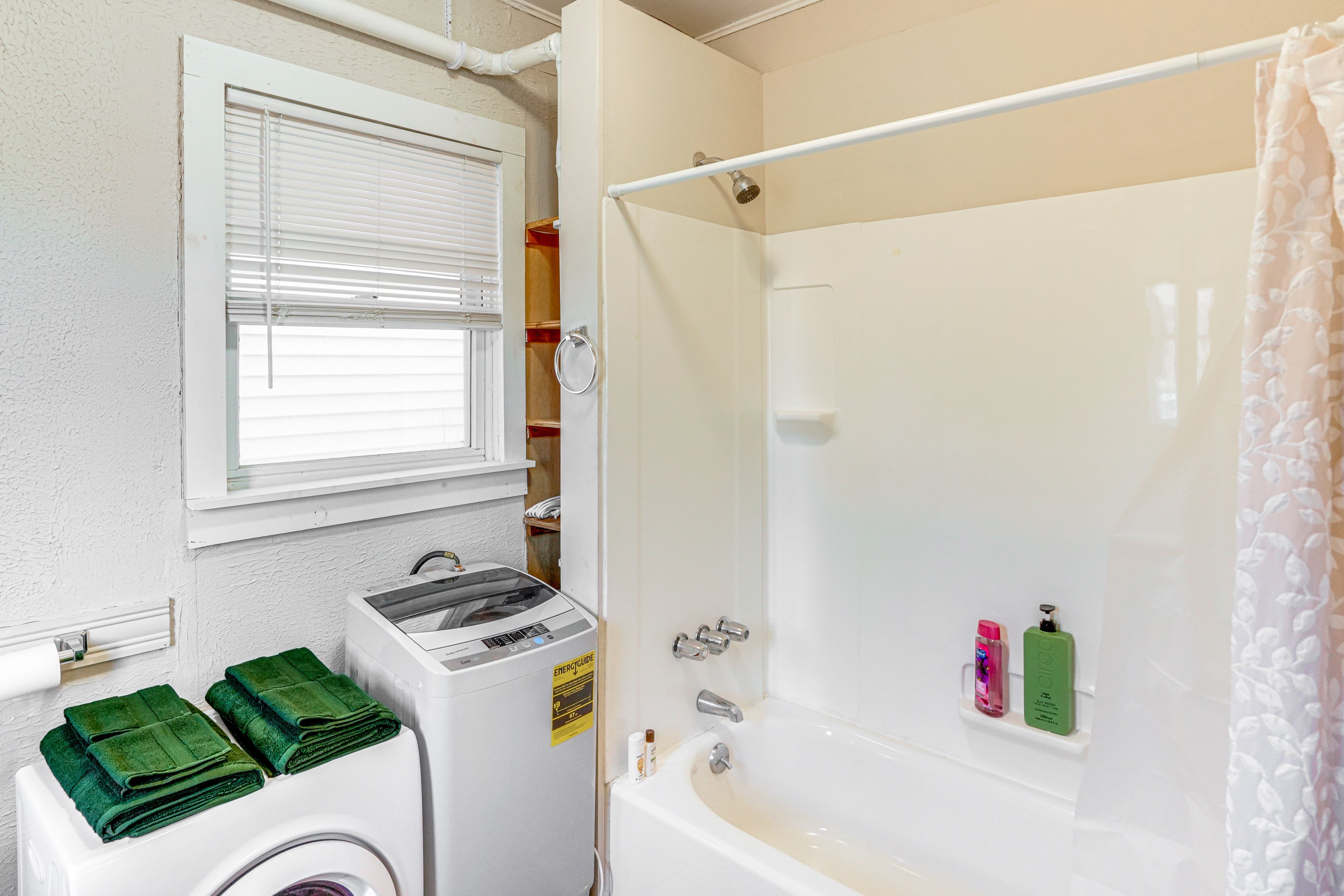 Bathroom | Washer/Dryer | Towels Provided